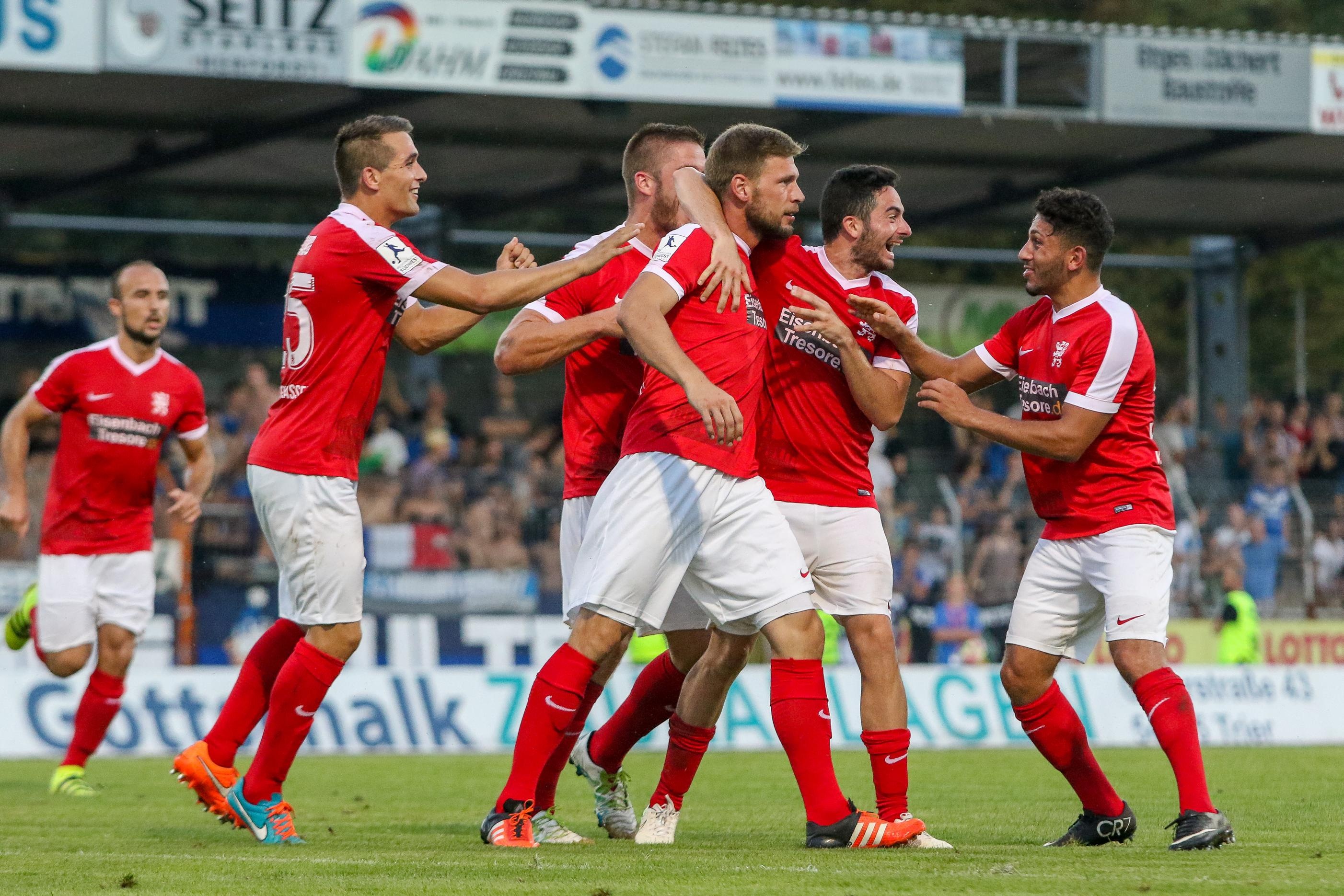 Eintracht Trier - KSV hessen Kassel; im Bild: Torjubel nach 1:1 durch Sebastian Schmeer (KSV Hessen Kassel) 
Foto: Hedler