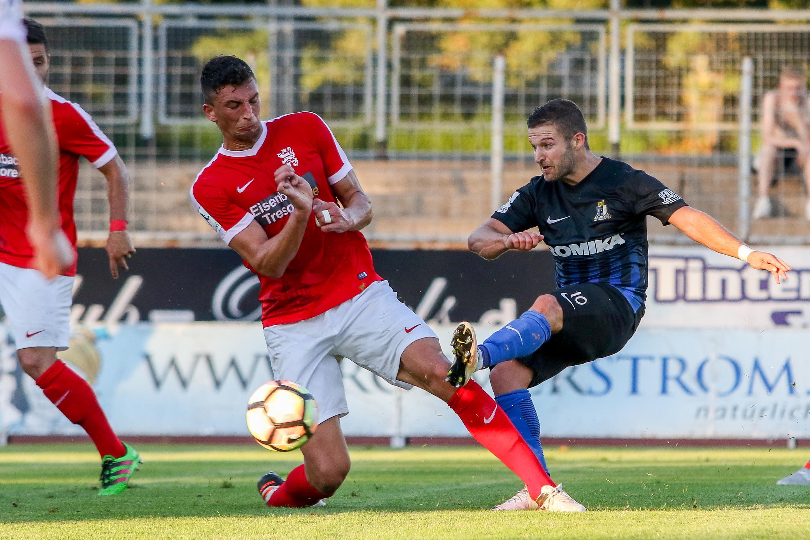 Eintracht Trier - KSV Hessen Kassel; im Bild v.l.n.r.: Mounir Boukhoutta (KSV Hessen Kassel), Patrick Lienhard (Trier)
Foto: Hedler