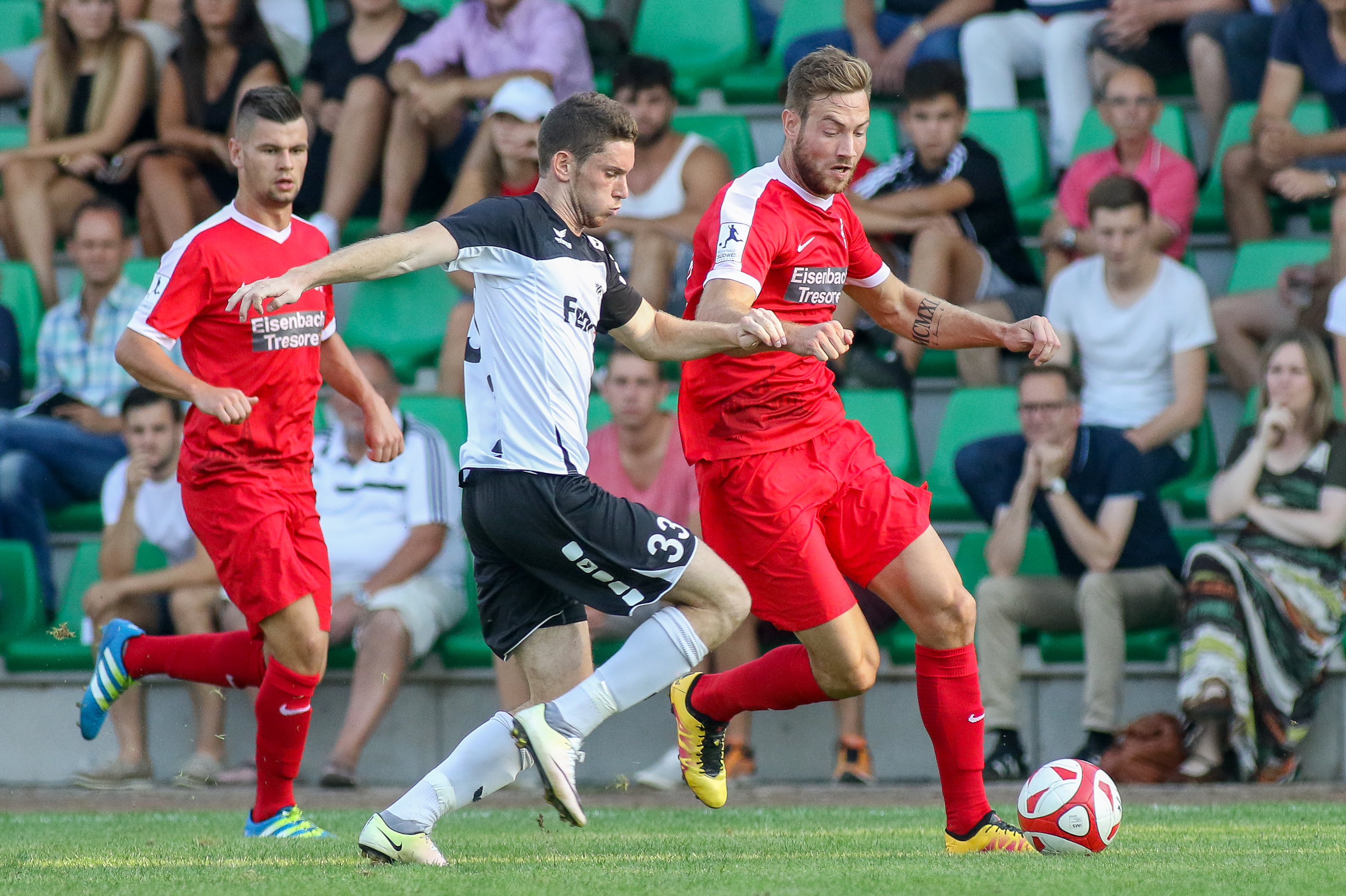 14.09.2016; Fußball; Hessenpokal; FSC Lohfelden - KSV Hessen Kassel; im Bild v.l.n.r.: Steven Rakk (KSV Hessen Kassel), Lukas Iksal (FSC Lohfelden), Lucas Albrecht (KSV Hessen Kassel)
Foto: Hedler