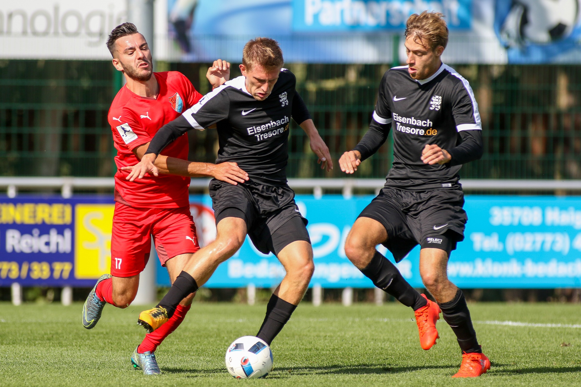 TSV Steinbach - KSV Hessen Kassel; im Bild v.l.n.r.: Sargis Adamyan (TSV Steinbach), Sergej Schmik (KSV Hessen Kassel), Henrik Giese (KSV Hessen Kassel)Foto: Hedler TSV Steinbach - KSV Hessen Kassel; im Bild v.l.n.r.: Sargis Adamyan (TSV Steinbach), Sergej Schmik (KSV Hessen Kassel), Henrik Giese (KSV Hessen Kassel)Foto: Hedler