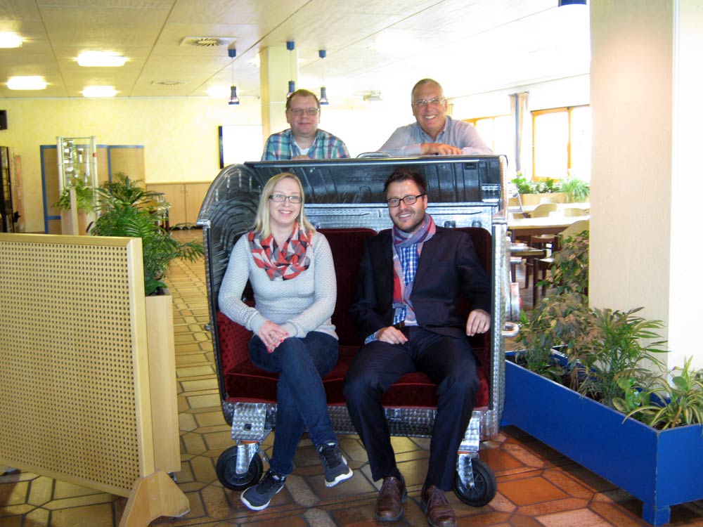 Auf dem Bild: Kathrin Rommel und Michael Krannich haben es sich in der Sitztonne gemütlich gemacht, dahinter: Gerhard Halm und Armin Körbs von den Stadtreinigern.