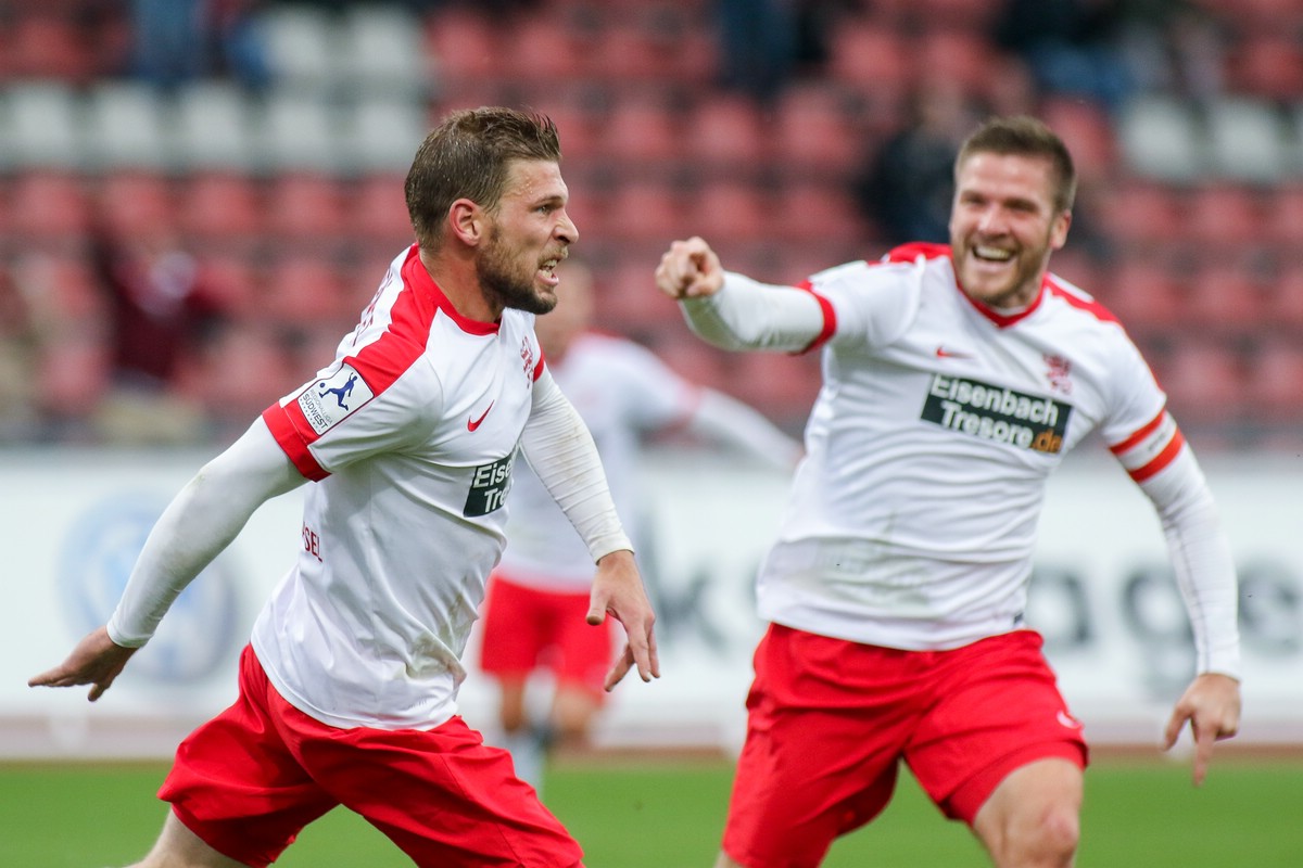 15.10.2016; Fussball; Regionalliga Südwest; KSV Hessen Kassel - Kickers Offenbach; im Bild: Torschütze Sebastian Schmeer (KSV Hessen Kassel) nach seinem Tor zum 1:0 mit Tobias Damm (KSV Hessen Kassel)Foto: Hedler