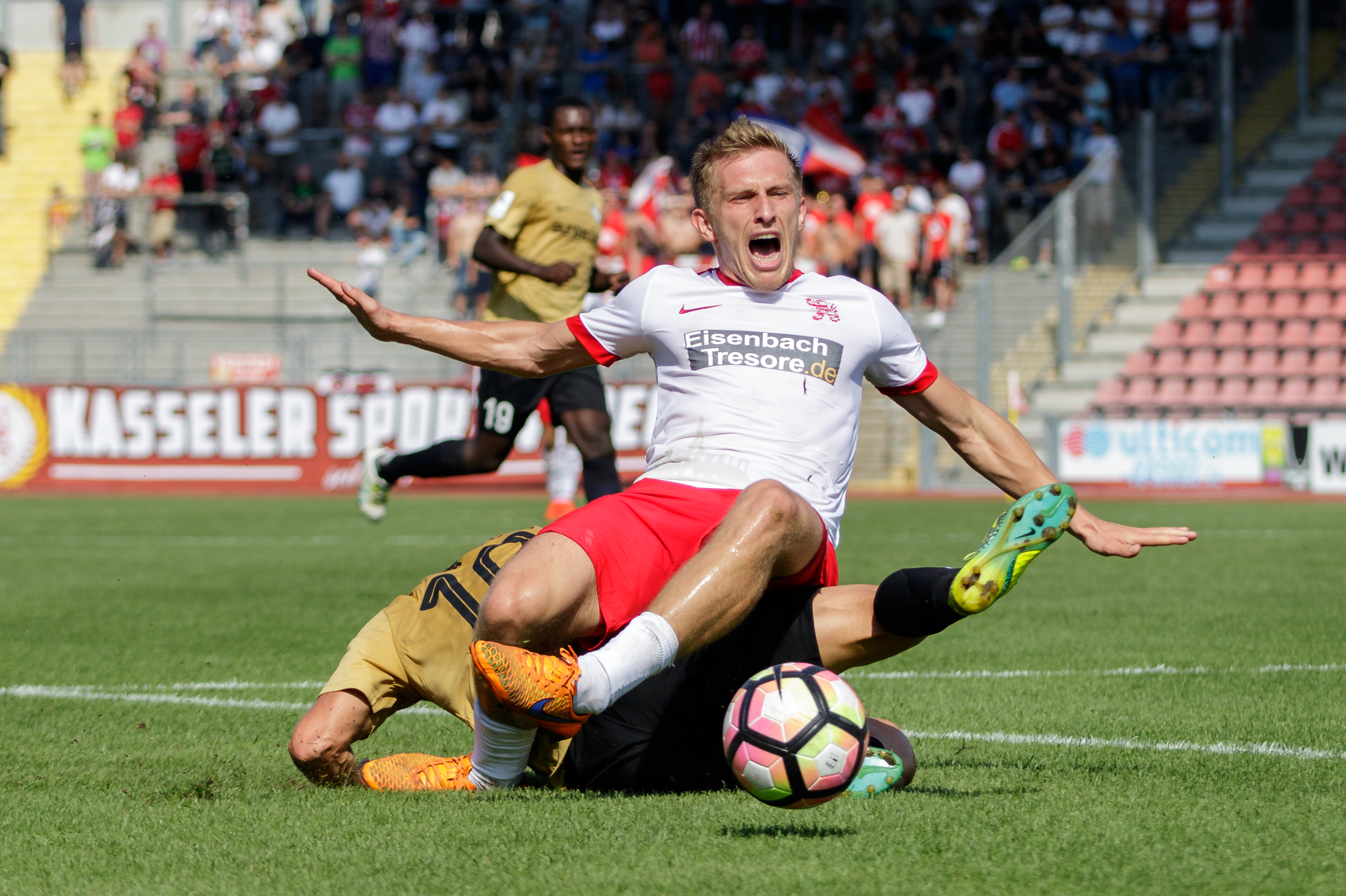 10.09.2016; Fussball; Regionalliga Südwest; KSV Hessen Kassel - SV Elversberg; im Bild (v.l.n.r.): Sergej Schmik (KSV Hessen Kassel), M. Oesterhelweg (Elversberg)
Foto: Hedler