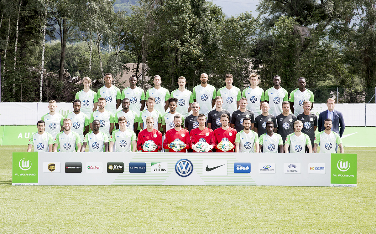 Bad Ragaz, Schweiz 13.07.2017, FUssBALL - VfL Wolfsburg, Trainingslager, 1. Bundesliga, Saison 2017-2018. Bild zeigt: Obere Reihe v.li.: Gian-Luca Itter (VfL Wolfsburg), Ohis Felix Uduokhai (VfL Wolfsburg), Victor Osimhen (VfL Wolfsburg), Jeffrey Bruma (VfL Wolfsburg), Paul Jaeckel (VfL Wolfsburg) , John Anthony Brooks (VfL Wolfsburg), Mario Gomez (VfL Wolfsburg), Robin Knoche (VfL Wolfsburg), Josuha Guilavogui (VfL Wolfsburg), Nany Landry Dimata (VfL Wolfsburg)
Mittlere Reihe v.li.: Marvin Stefaniak (VfL Wolfsburg), Kaylen Hinds (VfL Wolfsburg), Ignacio Camacho (VfL Wolfsburg), Riechedly Bazoer (VfL Wolfsburg), Paul Seguin (VfL Wolfsburg), Daniel Didavi (VfL Wolfsburg), Physiotherapeut Michele Putaro (VfL Wolfsburg), Athletiktrainer Stephan Kerth (VfL Wolfsburg), Torwarttrainer Pascal Formann (VfL Wolfsburg), Co-Trainer Karl Fredrik âÂ€ÂžFreddieâÂ€Âœ Ljungberg (VfL Wolfsburg), Co-Trainer Uwe Speidel (VfL Wolfsburg), Cheftrainer Andries Jonker (VfL Wolfsburg), Sportdirektor Olaf Rebbe (VfL Wolfsburg)
Untere Reihe v.li.: William (VfL Wolfsburg), Jakub Blaszczykowski (VfL Wolfsburg), Paul-Georges Ntep (VfL Wolfsburg), Elvis Rexhbecaj(VfL Wolfsburg), Torwart Niklas Klinger  (VfL Wolfsburg), Torwart Max Grün (VfL Wolfsburg), Torwart Koen Casteels (VfL Wolfsburg), Torwart Phillip Menzel (VfL Wolfsburg), Yunus Malli (VfL Wolfsburg), Malcolm Badu (VfL Wolfsburg), Justin Möbius (VfL Wolfsburg), Vieirinha (VfL Wolfsburg)
Foto: regios24/Darius Simka