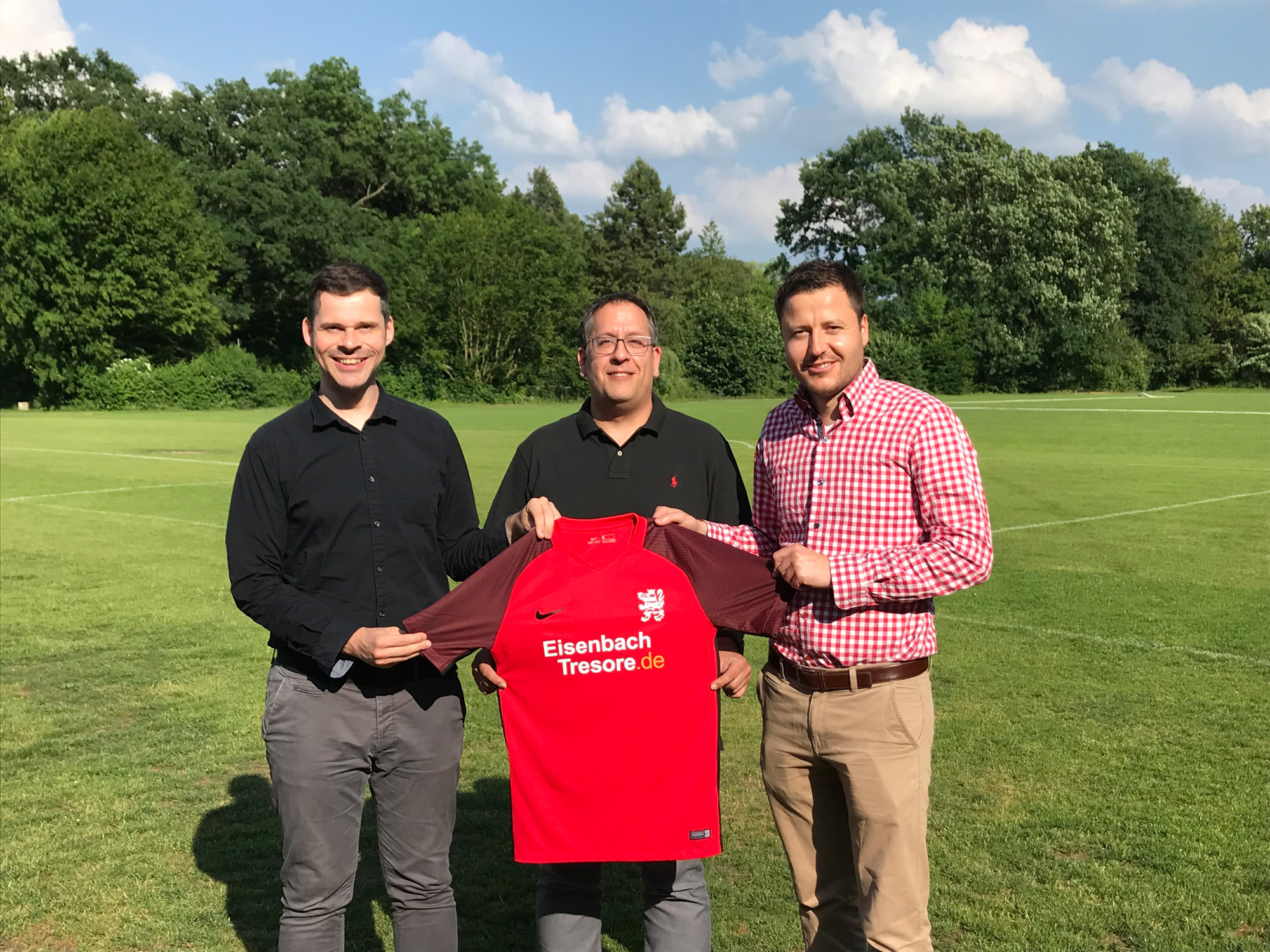 Gemeinsam unterwegs für die Löwen: Daniel Bettermann (li.) und Michael Krannich (re.) freuen sich über "Neuzugang" Torsten Steinfatt (in der Mitte) Gemeinsam unterwegs für die Löwen: Daniel Bettermann (li.) und Michael Krannich (re.) freuen sich über "Neuzugang" Torsten Steinfatt (in der Mitte)