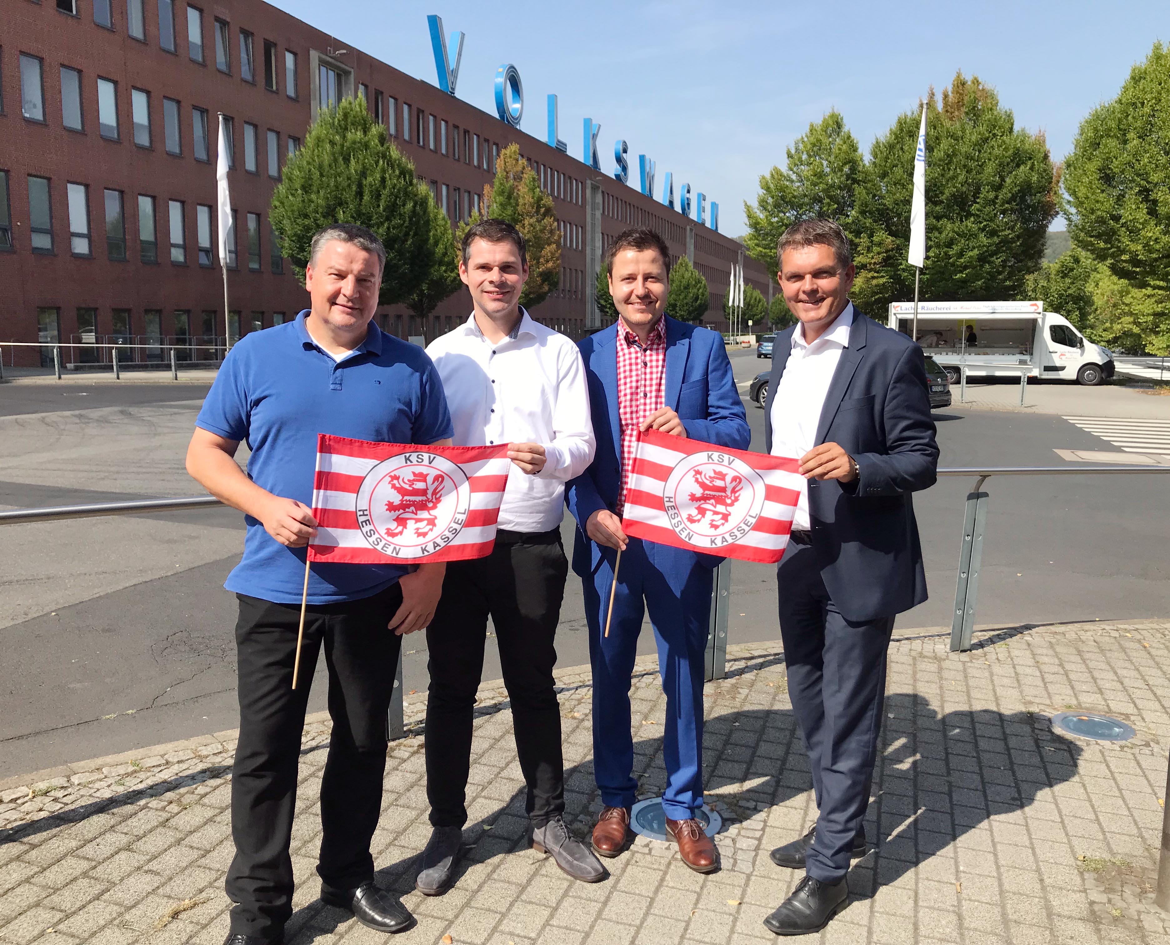 v.l.n.r.: Carsten Bätzold (VW-Betriebsratsvorsitzender), Daniel Bettermann (KSV-Marketingvorstand), Michael Krannich (KSV-Geschäftsführer), Heiko Hillwig (Leitung Kommunikation VW Kassel).