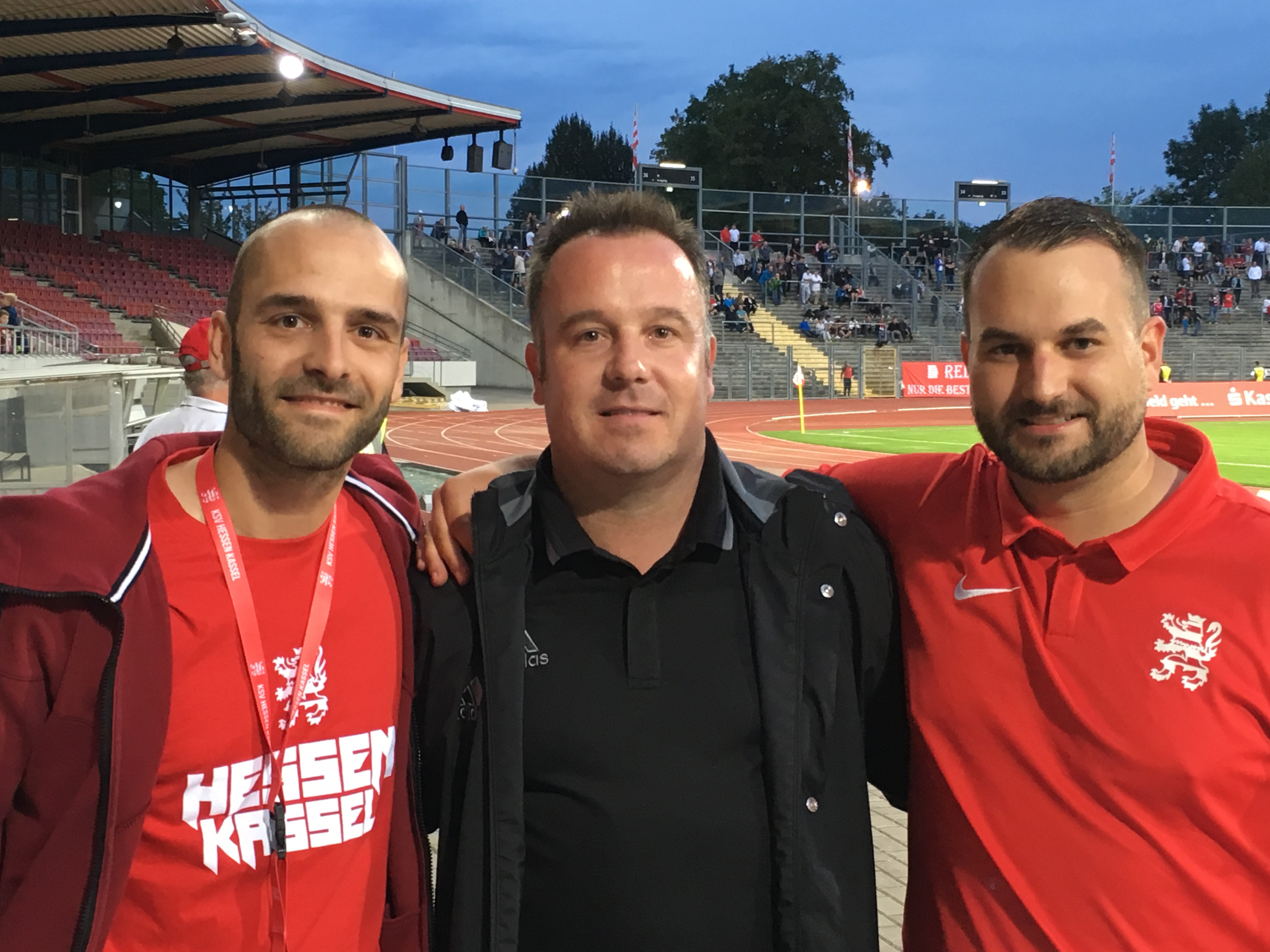 Beim Halbzeit-Gespräch im Auestadion: (von links) KSV-Fanbeauftragter Gregory Dauber, MFV-Vorstandsmitglied Carsten Fröhlich und Tobias Zeller (Leitungsteam Abteilung Herzblut)