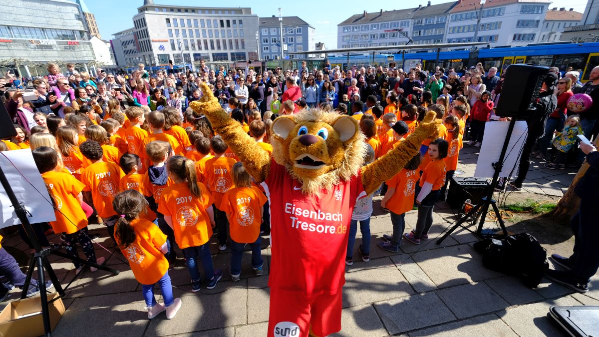 "Flashmob" der Kasseler Musikschule mit Totti. Musikschüler singen KSV-Lied.