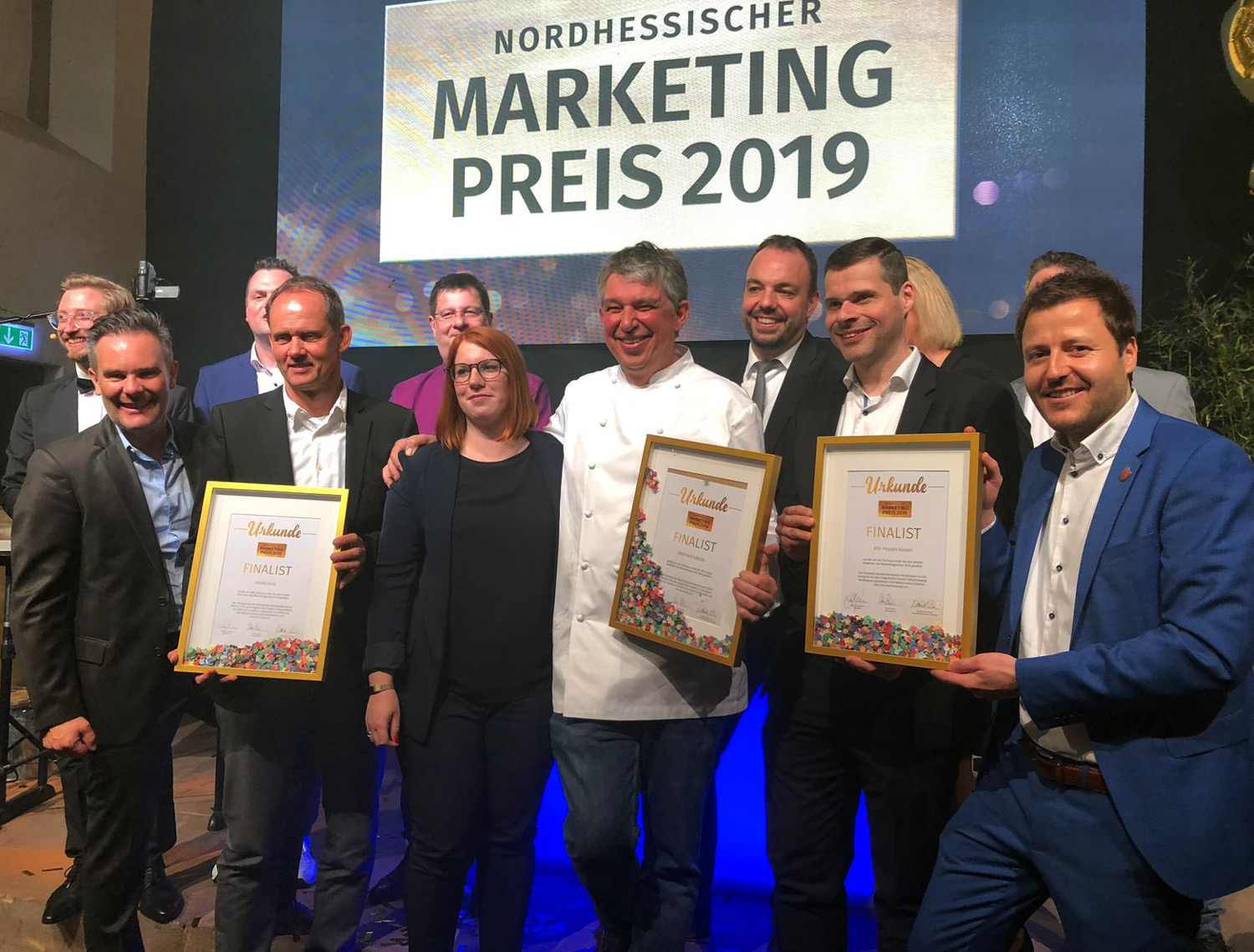 Die Finalisten und Preisträger des 13. Nordhessischen Marketingpreises 2019. v.l.n.r: Sascha Seifert (rehamed), verdeckt Sascha Gundlach (Präsident Marketingclub), Frank Ziemke, Marie Klement (beide HNA), Rainer Holzhauer (Renthof), Christian Geselle (Oberbürgermeister), Daniel Bettermann, Michael Krannich (beide KSV)