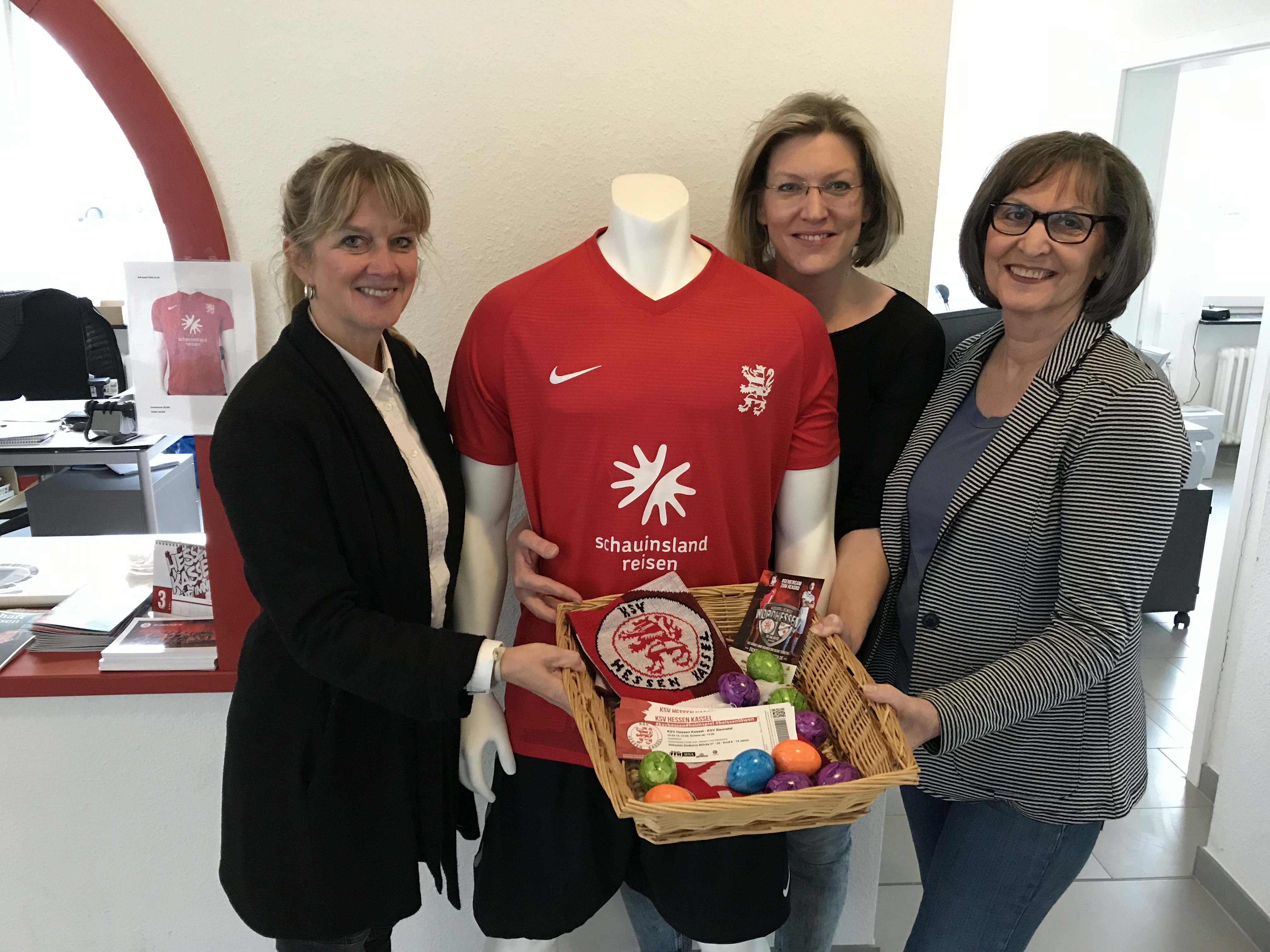 Das Team der Geschäftstelle mit Sabine Schäfer-Brück, Julia Steinfatt und Marita Knese freut sich über Spendentickets im "Osternest" zugunsten karitativer Einrichtungen für das Nordhessenderby am Ostermontag, 22. April 2019 Das Team der Geschäftstelle mit Sabine Schäfer-Brück, Julia Steinfatt und Marita Knese freut sich über Spendentickets im "Osternest" zugunsten karitativer Einrichtungen für das Nordhessenderby am Ostermontag, 22. April 2019