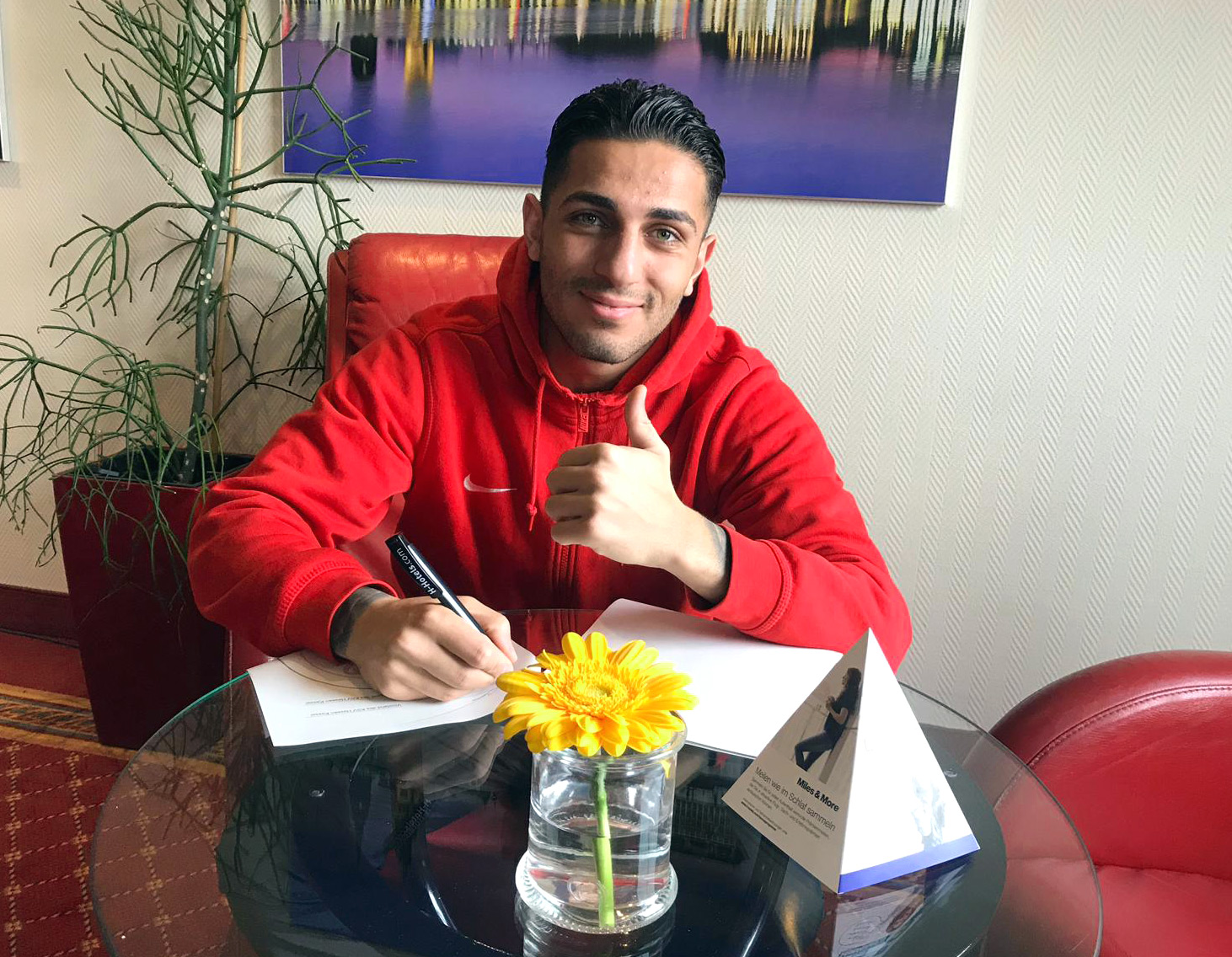 Auch in den kommenden beiden Spielzeiten weiter ein Löwe: Nael Najjar unterschrieb einen Zweijahresvertrag beim KSV Hessen Kassel Auch in den kommenden beiden Spielzeiten weiter ein Löwe: Nael Najjar unterschrieb einen Zweijahresvertrag beim KSV Hessen Kassel