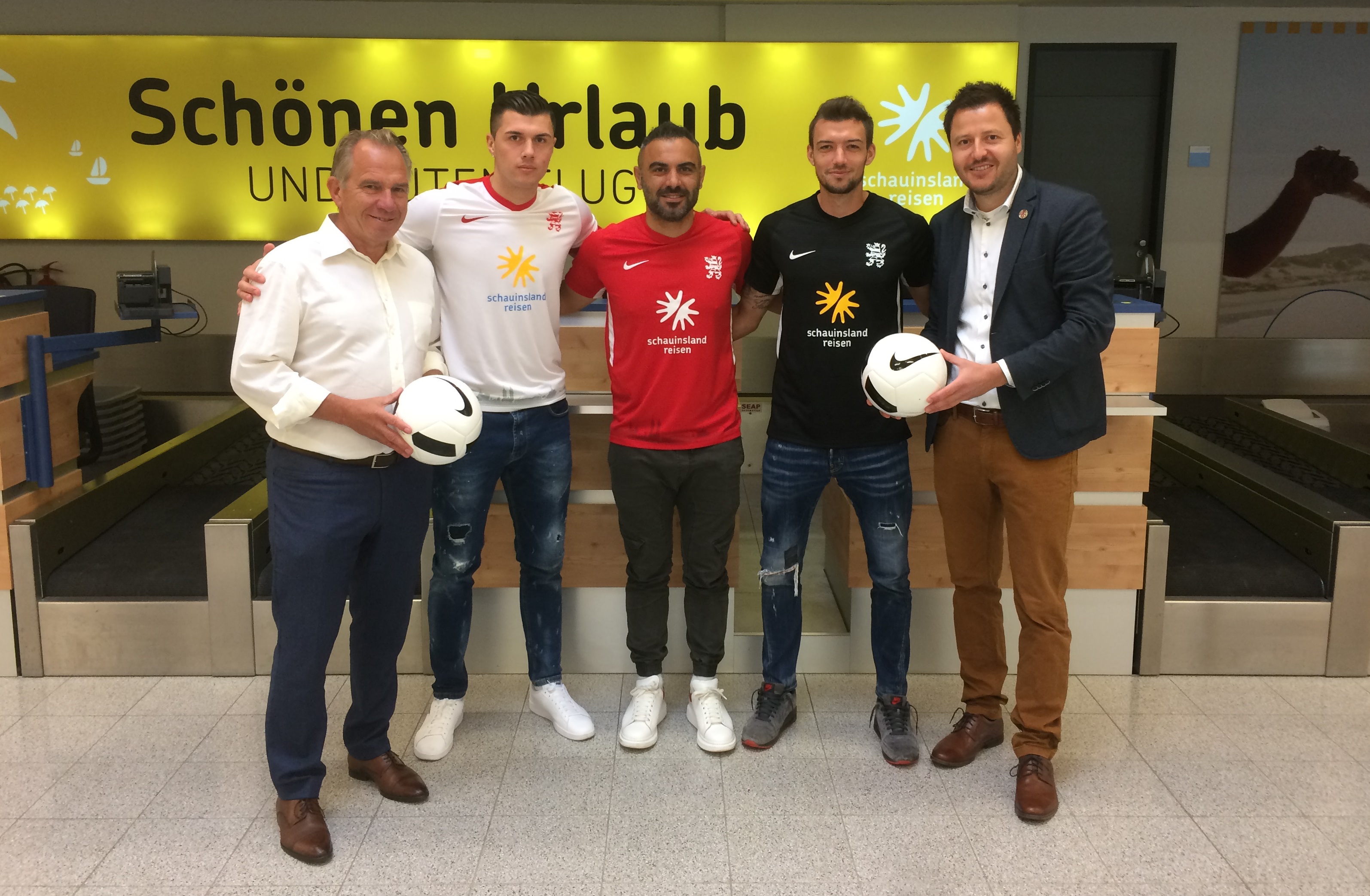 schauinsland-reisen bleibt auch in der Saison 2019/20 Trikotpartner der Löwen: v.l.n.r.: u.a. Jens Rose - KSV Vorstand , Jon Mogge, Mahir Saglik und Frederic Brill - KSV Spieler und Michael Krannich - KSV Geschäftsführer