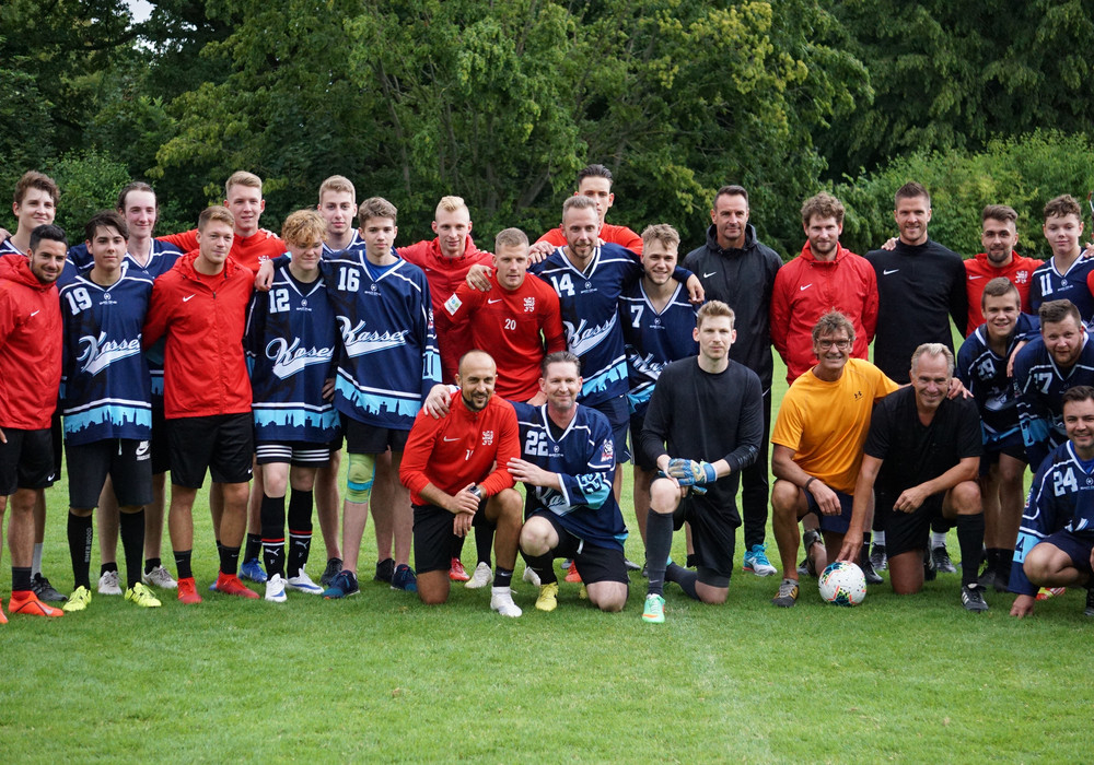 Mannschaftspräsentation und Spaßspiel gegen die Eishockeyjugend Kassel