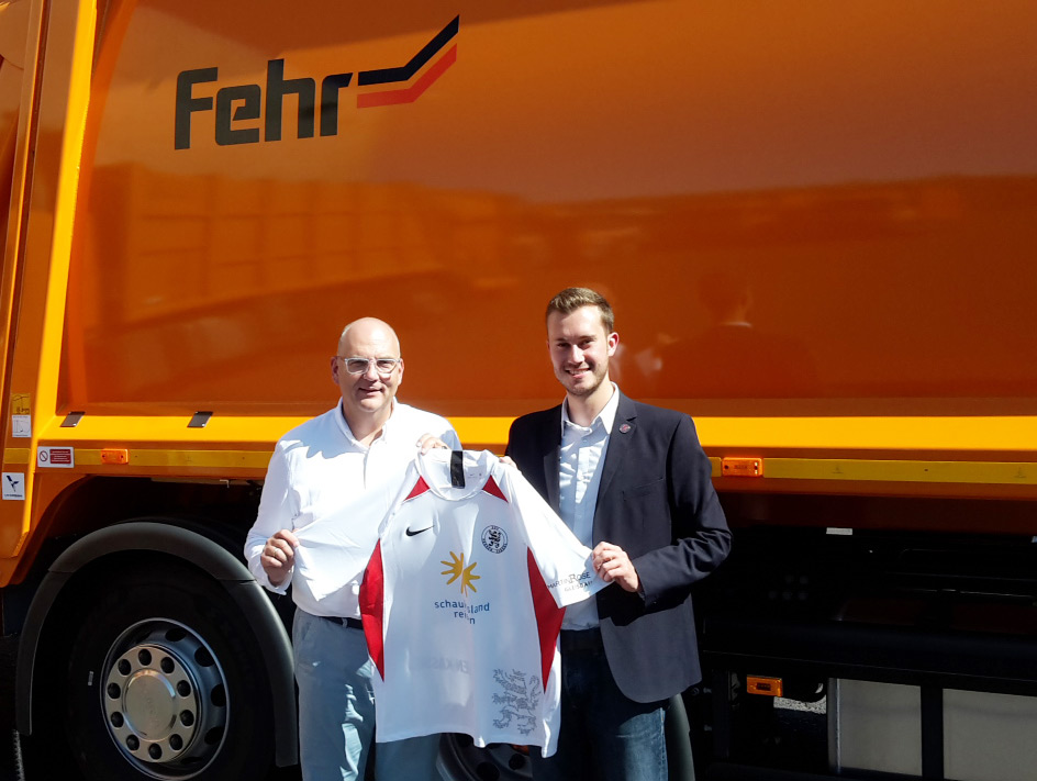 Fehr bleibt Partner der Löwen: Hier Geschäftsführer Andreas Fehr mit Dennis Frank-Böckmann