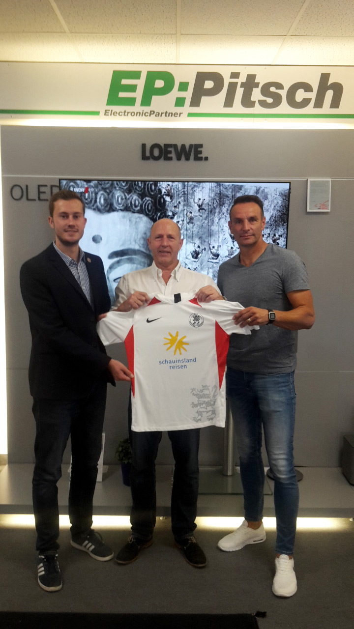 EP-Pitsch weiterhin Partner des KSV: Hier Dennis Frank-Böckmann mit Volker Pitsch und Cheftrainer Dietmar Hirsch EP-Pitsch weiterhin Partner des KSV: Hier Dennis Frank-Böckmann mit Volker Pitsch und Cheftrainer Dietmar Hirsch