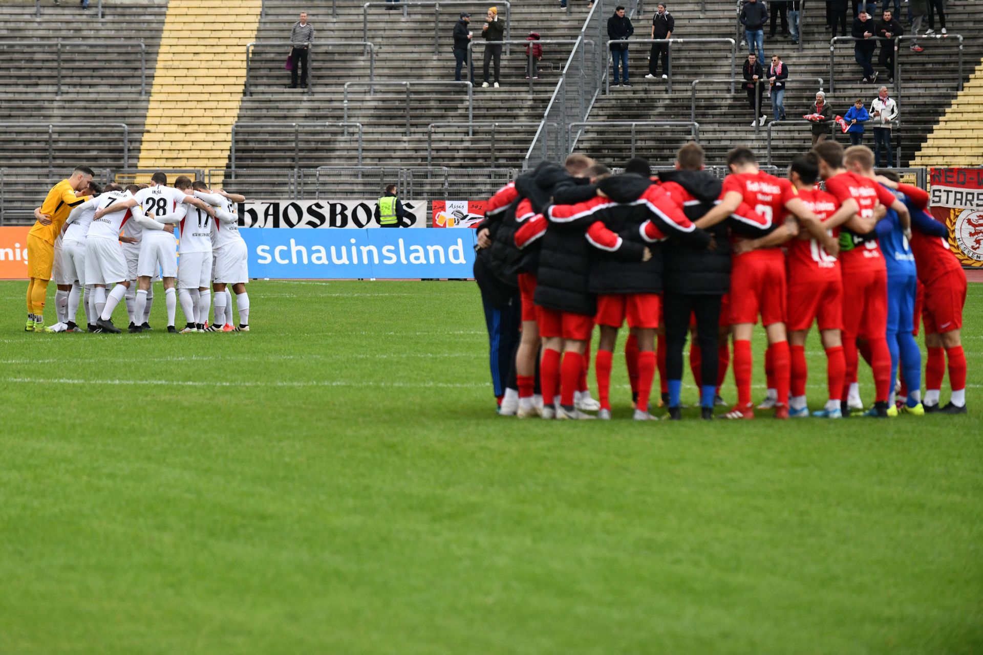 KSV Hessen Kassel, Rot-Weiss Walldorf, Endstand 4:0, Mannschaftsaufstellung, Mannschaftskreis