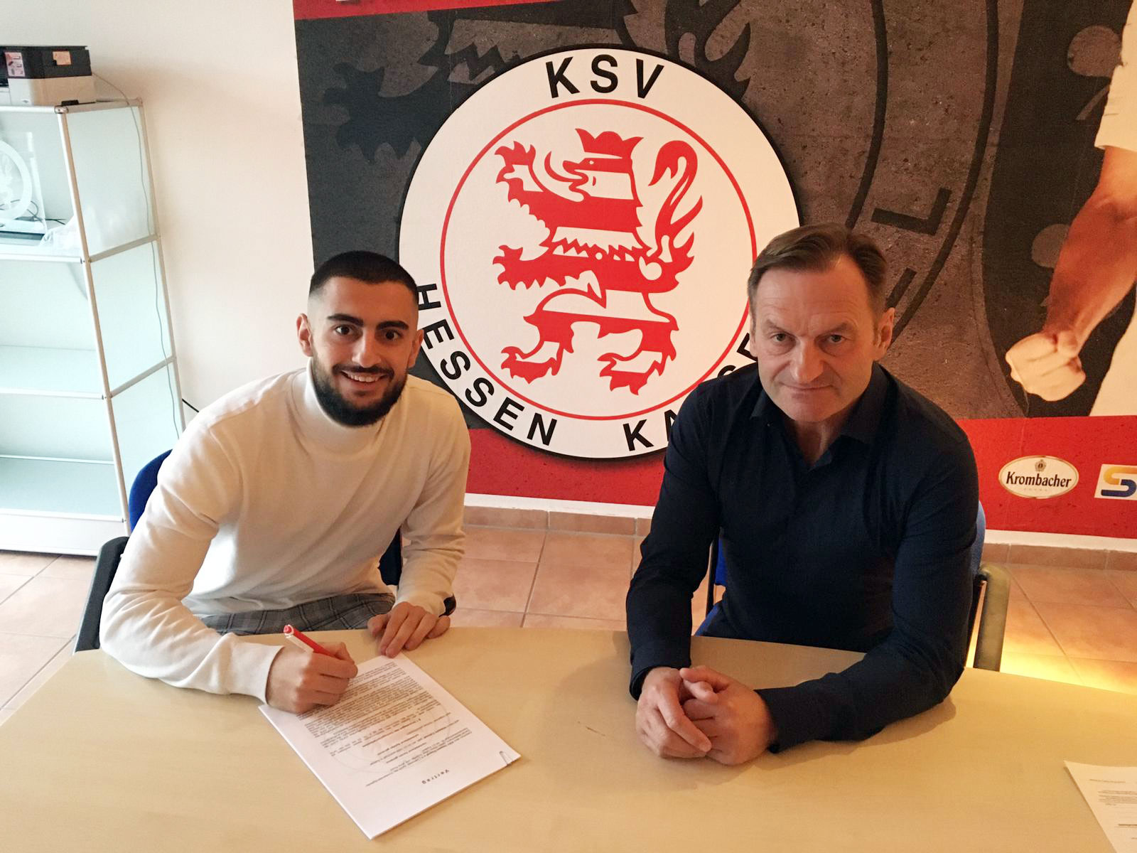 Hüseyin Cakmak (links) wechselt von den Würzburger Kickers zum KSV Hessen Kassel. Hier bei der Vertragsunterzeichnung mit Jörg Müller, sportlicher Leiter des KSV