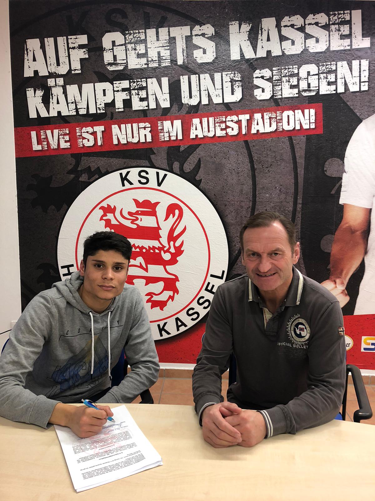 Leonardo Zornio unterschreiben einen Dreijahres-Vertrag beim KSV Hessen Kassel. Rechts: Jörg Müller, Sportlicher Leiter der Löwen