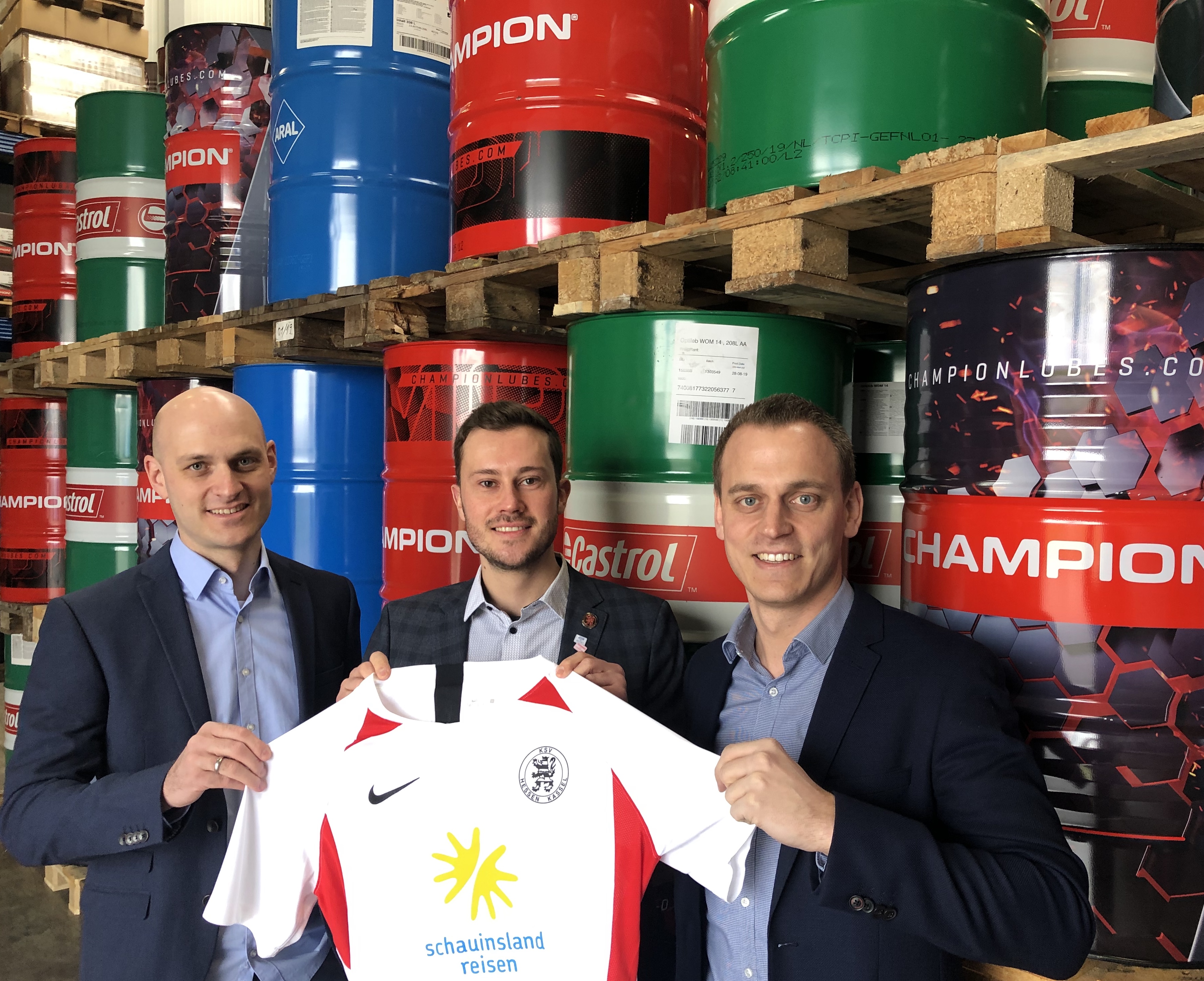 Neuer Partner der Löwen: Donig Mineralöl-Vertriebs-GmbH. Torben und Jan Donig mit Dennis Frank-Böckmann Neuer Partner der Löwen: Donig Mineralöl-Vertriebs-GmbH. Torben und Jan Donig mit Dennis Frank-Böckmann