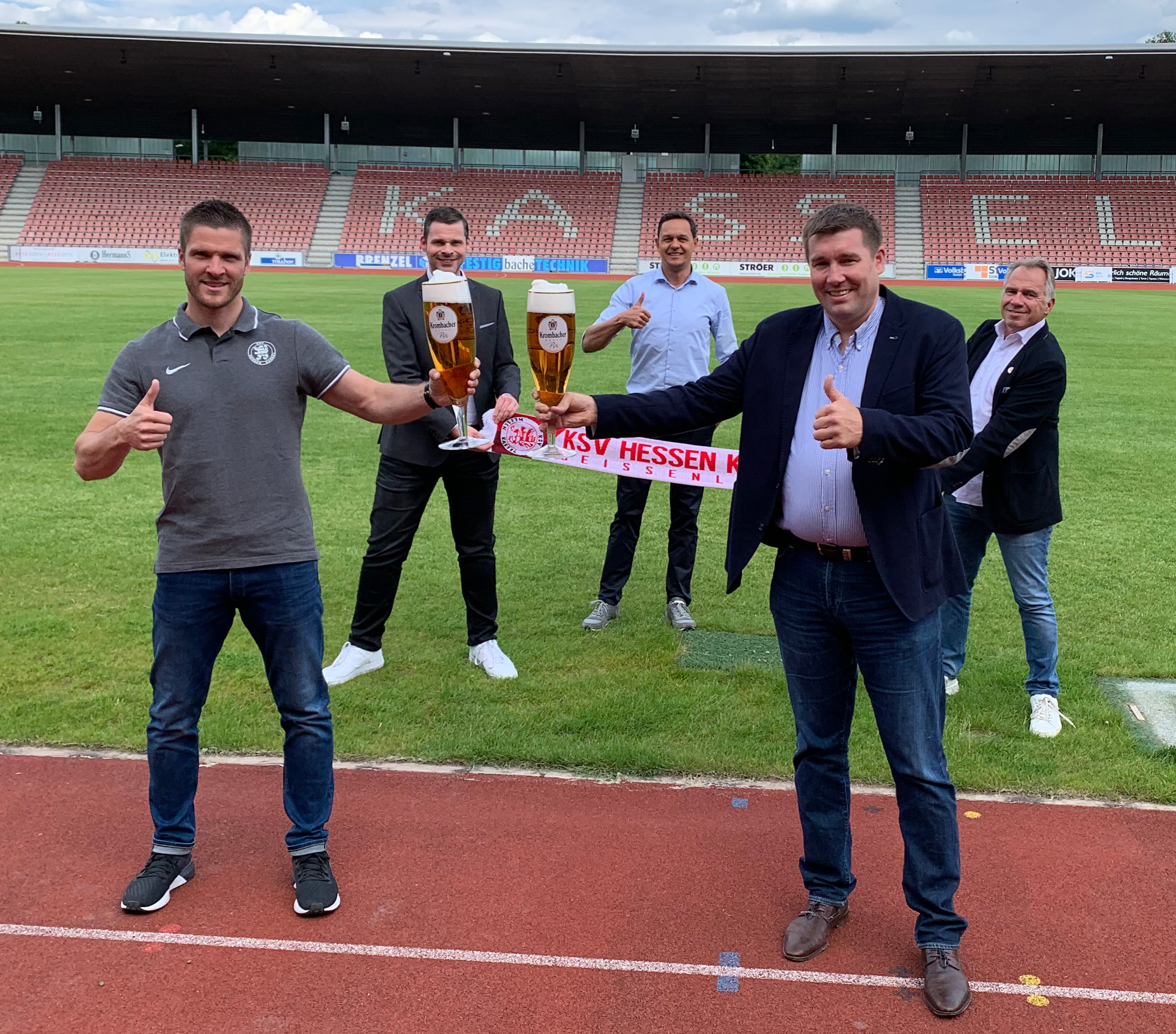 Stoßen auf die Vertragsverlängerung mit der Krombacher Brauerei an: (vorne) Cheftrainer Tobias Damm, Krombacher Gebietsverkaufsleiter Christoph Schneehain, hinten (die KSV-Vorstände) Daniel Bettermann, Swen Meier, und Jens Rose