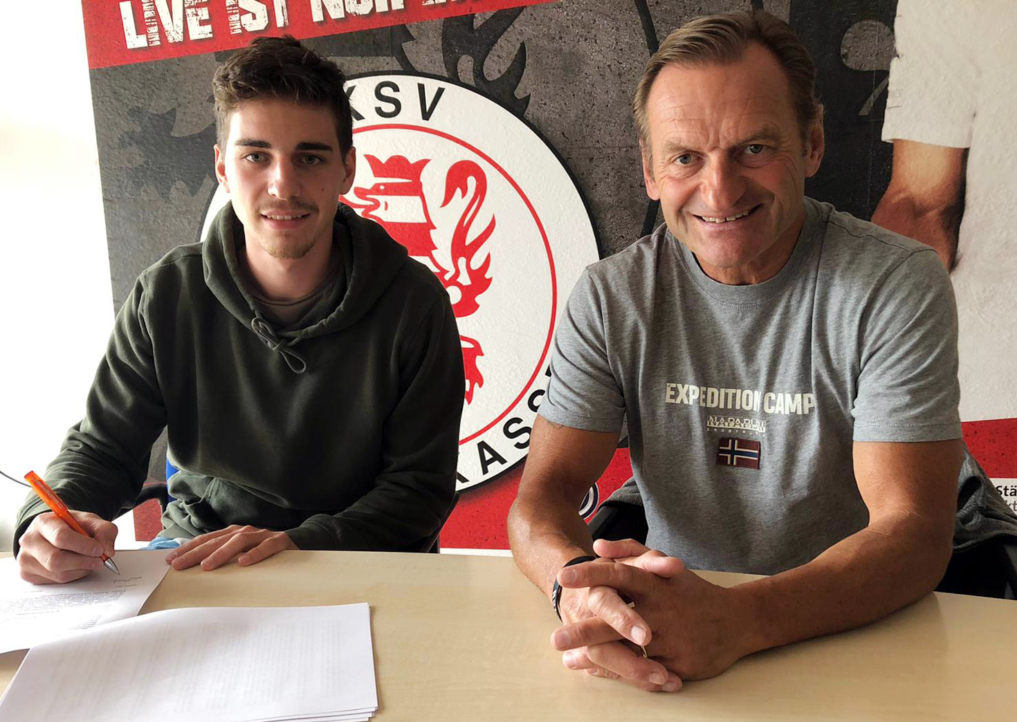 Luis Allmeroth (li.) bleibt ein Löwe. Im Bild bei der Vertragsunterzeichnung mit dem sportlichen Leiter Jörg Müller (re.). Luis Allmeroth (li.) bleibt ein Löwe. Im Bild bei der Vertragsunterzeichnung mit dem sportlichen Leiter Jörg Müller (re.).