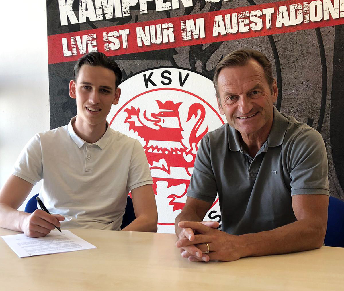 Nicolas Grötecke (li.) bleibt ein Löwe. Hier im Bild bei der Vertragsunterzeichnung mit Jörg Müller, sportlicher Leiter des KSV Hessen Kassel (re.). 