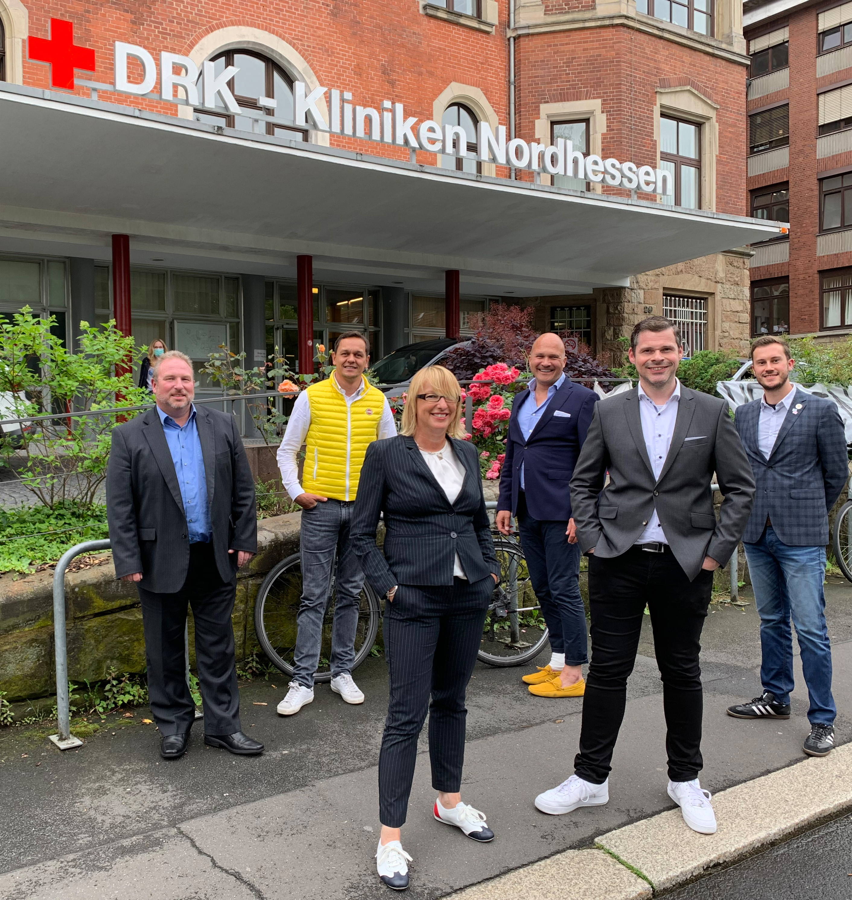 Neuer Partner der Löwen: Die DRK-Kliniken Nordhessen. v.l. Jens Horstmann, Swen Meier, Claudia Nehrig, Alexander H. Lottis, Daniel Bettermann, Dennis Frank-Böckmann Neuer Partner der Löwen: Die DRK-Kliniken Nordhessen. v.l. Jens Horstmann, Swen Meier, Claudia Nehrig, Alexander H. Lottis, Daniel Bettermann, Dennis Frank-Böckmann