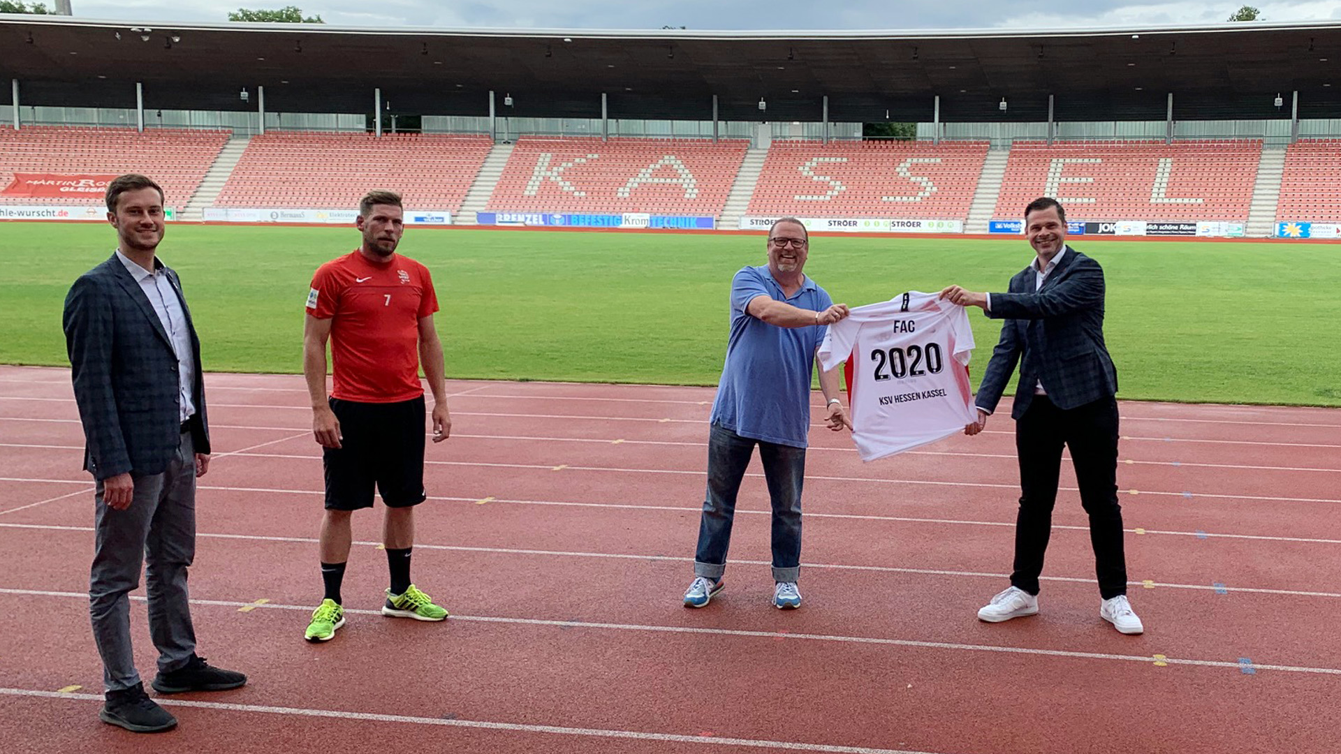 FAC bleibt Partner der Löwen. Auf dem Bild Dennis Frank-Böckmann, Sebastian Schmeer, FAC-Geschäftsführer Christian Schaeling und Daniel Bettermann (KSV) FAC bleibt Partner der Löwen. Auf dem Bild Dennis Frank-Böckmann, Sebastian Schmeer, FAC-Geschäftsführer Christian Schaeling und Daniel Bettermann (KSV)
