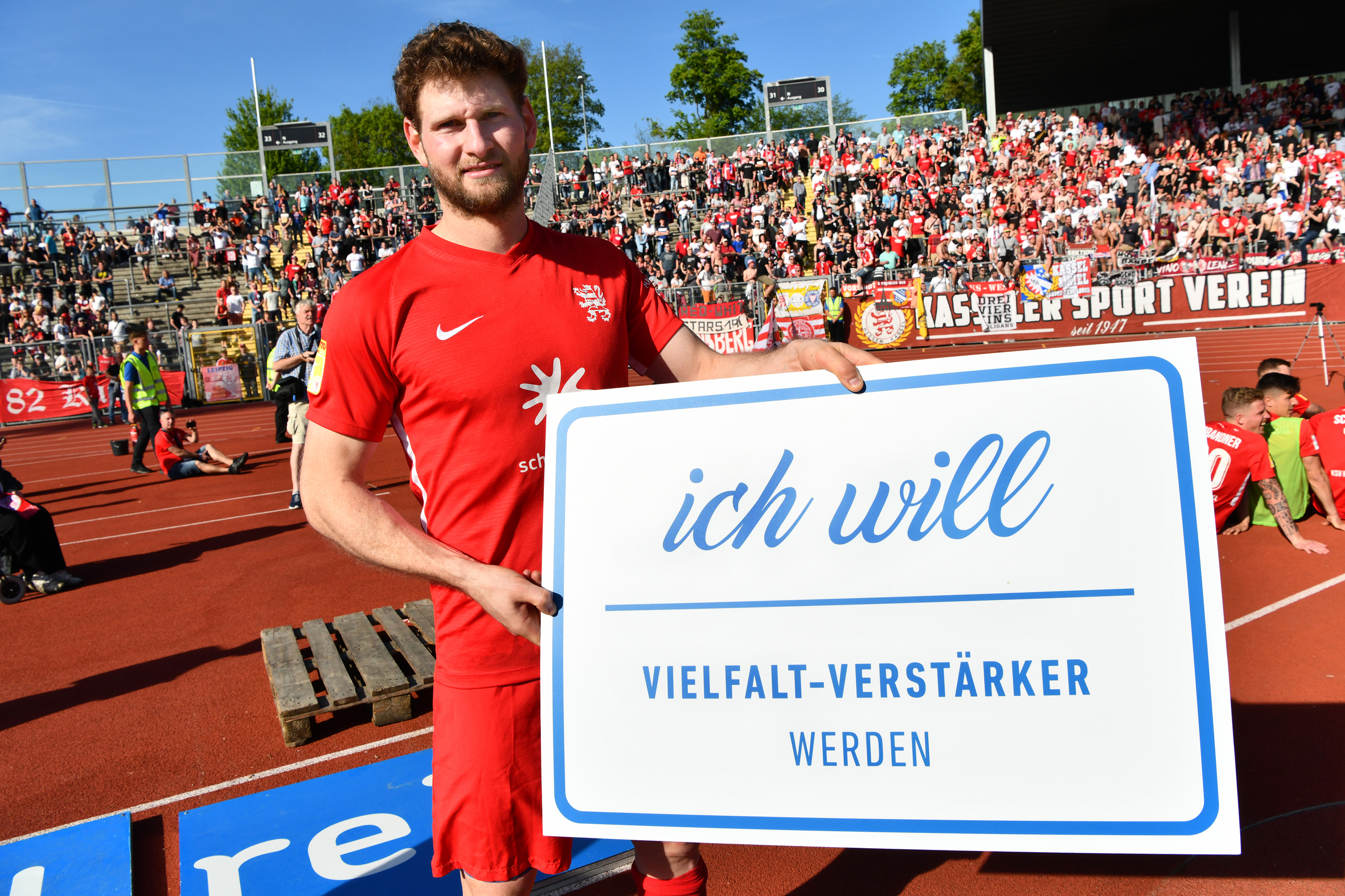 Am Ostermontag, 22.04.2019 richtet der KSV Hessen Kassel, Kooperationspartner â€žOffen für Vielfaltâ€œ, sein Heimspiel gegen den KSV Baunatal im Auestadion in Kassel im Zeichen der Toleranzkampagne aus.