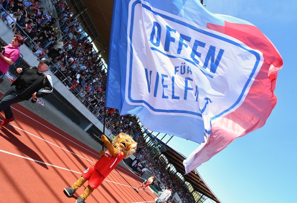 Die Löwen stehen für Vielfalt und Toleranz. Hier schwenkt Maskottchen Totti die Flagge der Initiative Offen für Vielfalt, bei der die Löwen Mitglied sind (Archivbild Rekordspiel 22.4.2019)