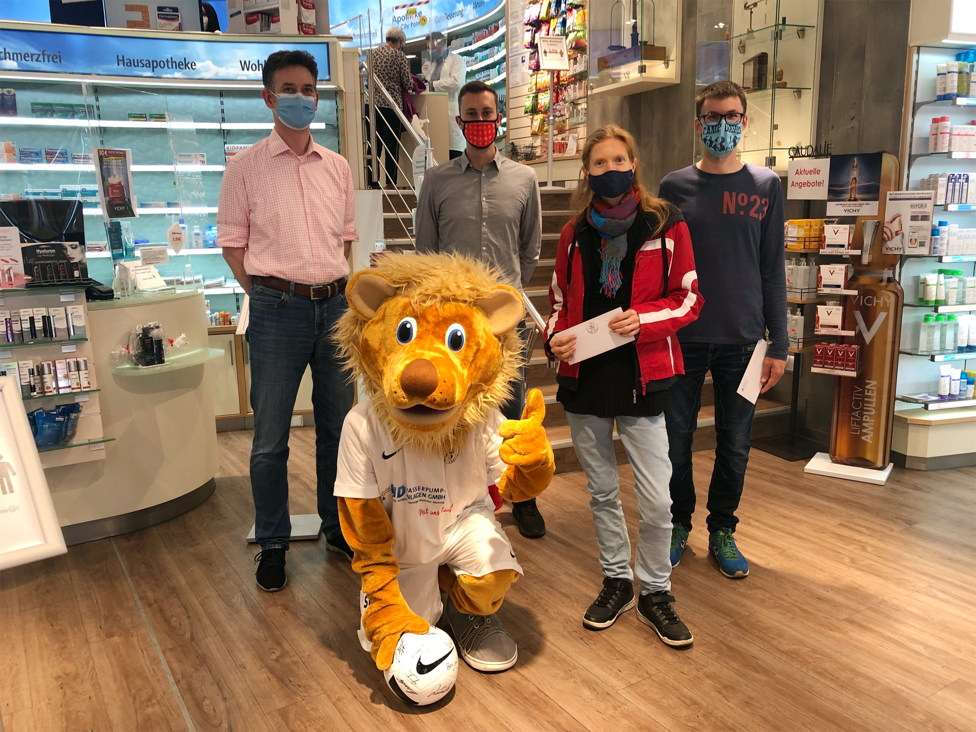 Herr Waschk (Inhaber der Apotheke), Totti mit dem Hauptgewinn, Dennis Frank-Böckmann (KSV-Marketing), Carolin Schwarz (2. Platz), Tim Kuhnert (Trostpreis)