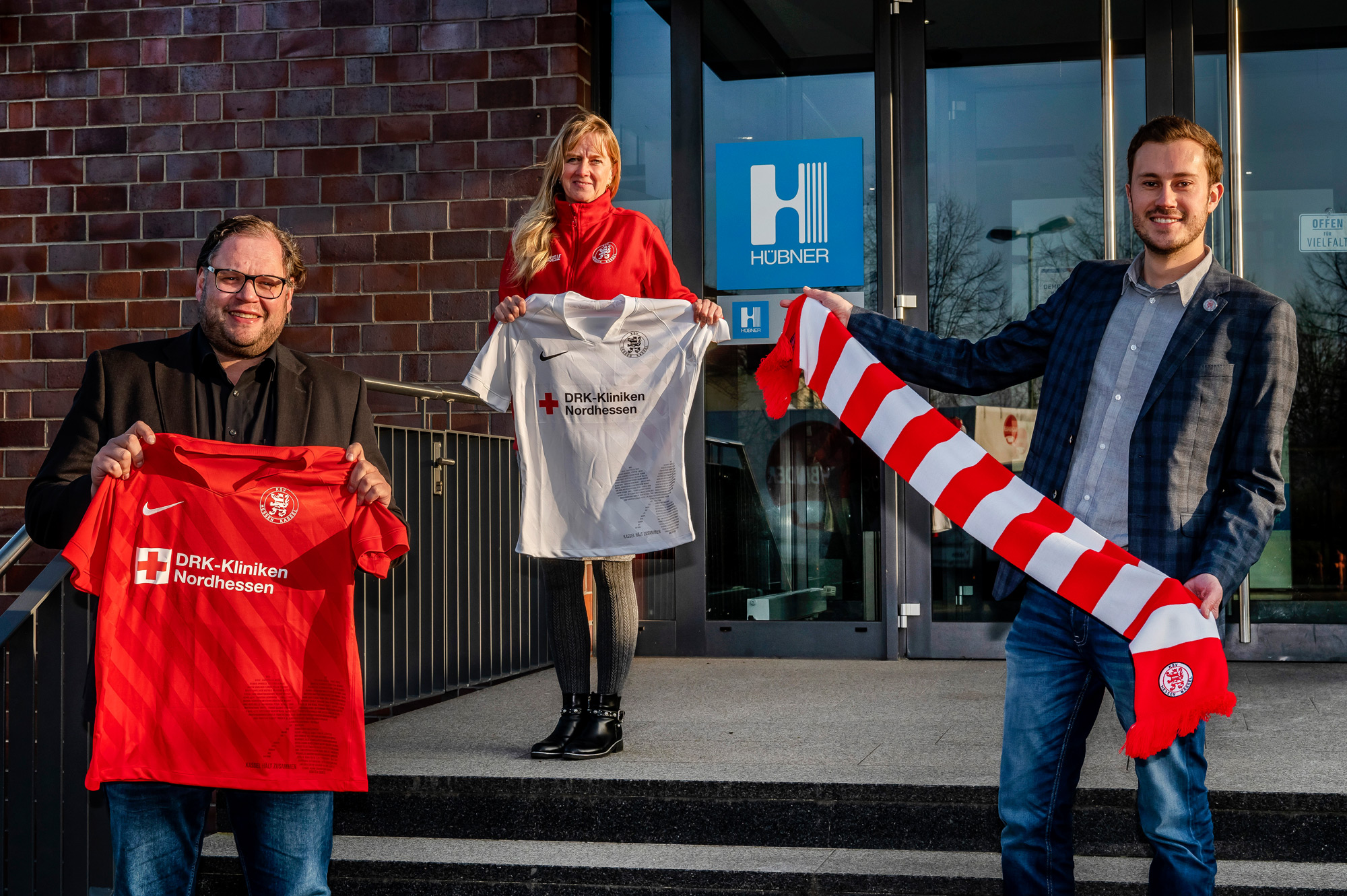 Nicholas Neu (Leiter Marketing & PR bei Hübner), Sabine Schäfer-Brück und Dennis Frank-Böckmann (beide KSV) freuen sich über die neue Partnerschaft mit der HÜBNER GmbH & Co. KG.