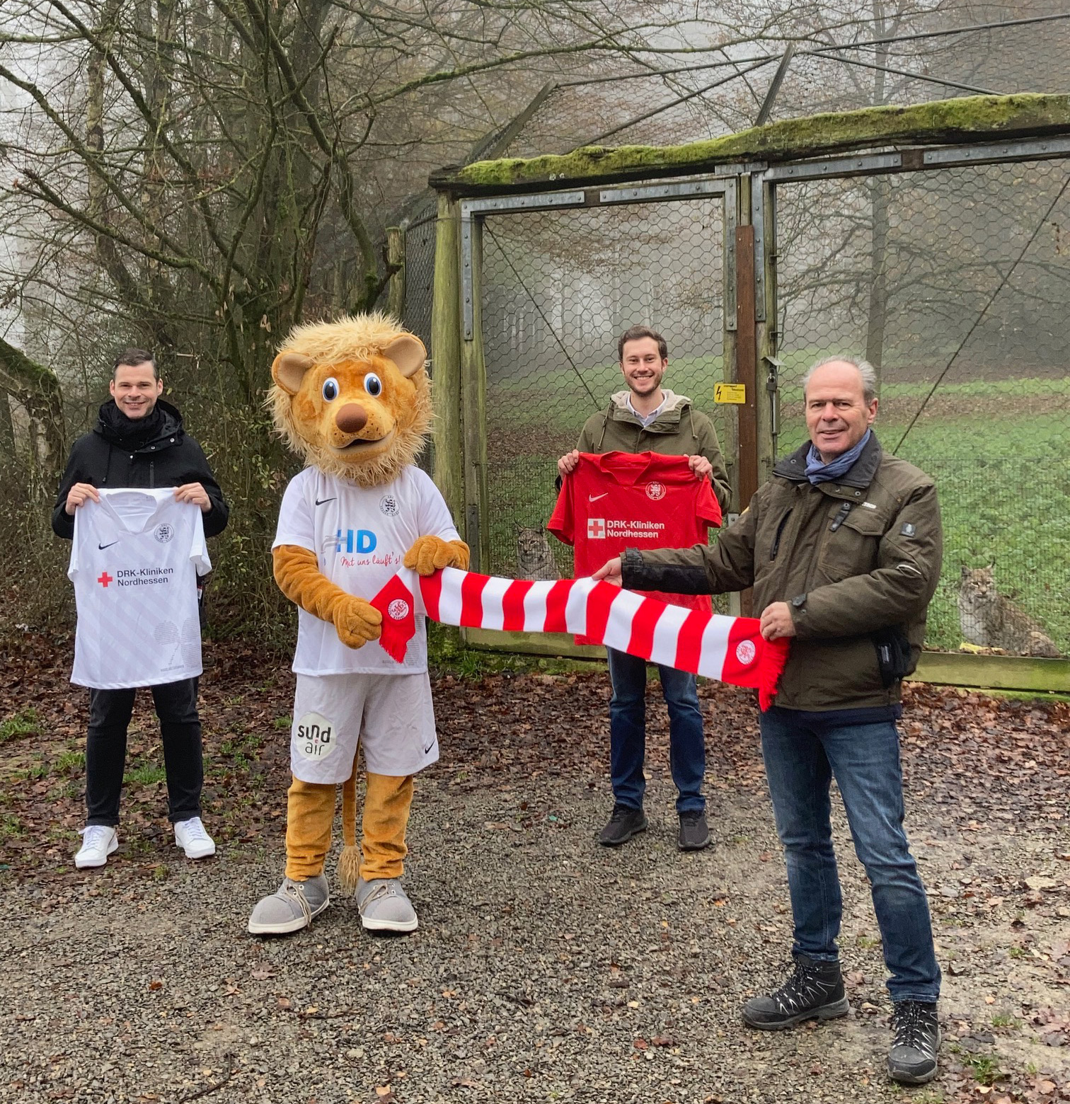 Freuen sich über den Beginn einer tierisch-starken Partnerschaft: V.l.n.r.: Daniel Bettermann (KSV-Marketingvorstand), Maskottchen Totti, Dennis Frank-Böckmann (KSV-Vertrieb), Uwe Pietsch (Betriebsleiter Eigenbetrieb Landkreis Kassel)