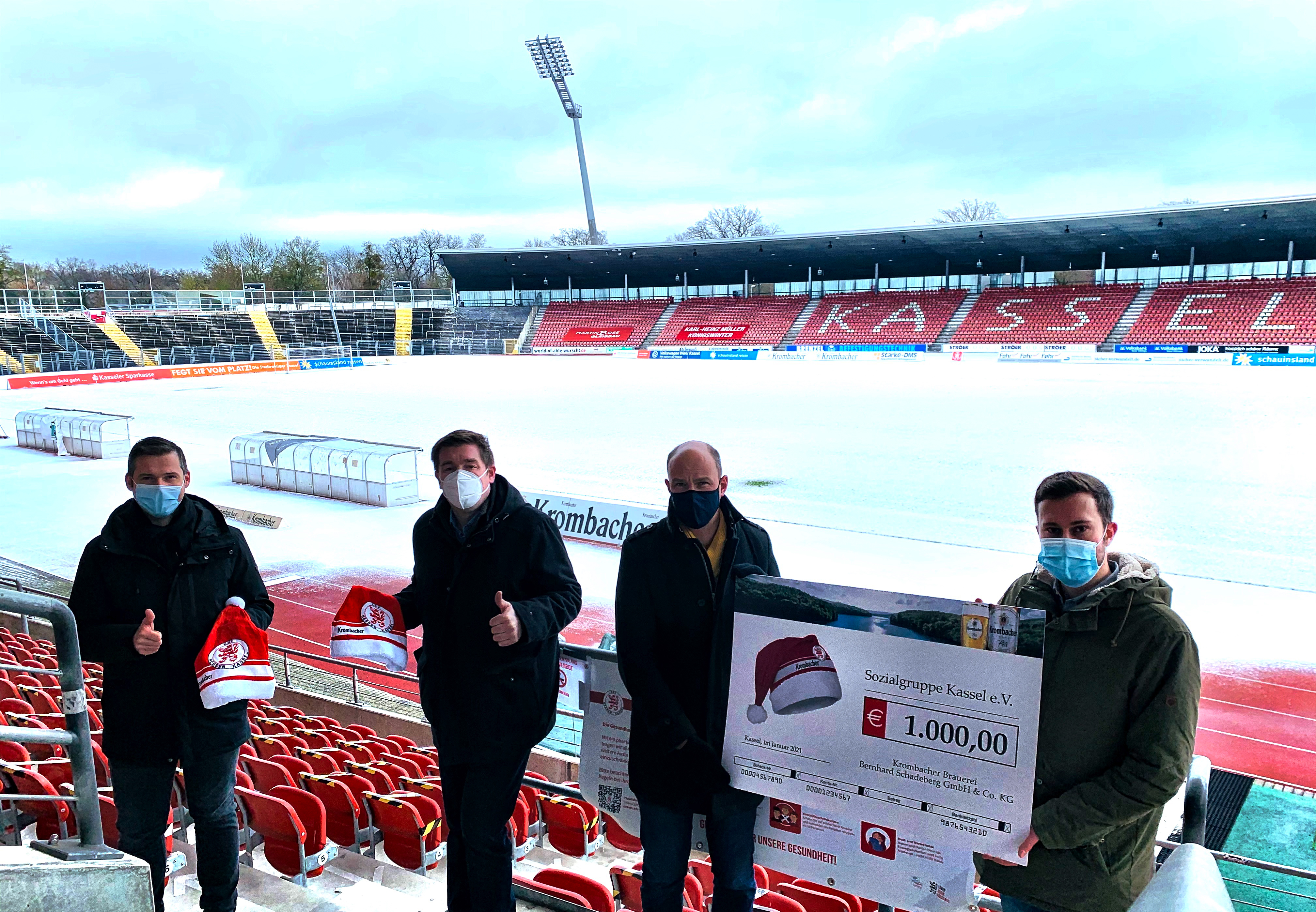 Spendenübergabe an die Sozialgruppe Kassel e.V. - 1000 Euro kamen bei der Krombacher Zipfelmützenaktion zusammen. V.l.n.r.: Daniel Bettermann (KSV-Marketingvorstand), Christoh Schneehain (Krombacher Brauerei), Mike Alband-Nau (Sozialgruppe Kassel), Dennis Frank-Böckmann (KSV-Vertrieb)