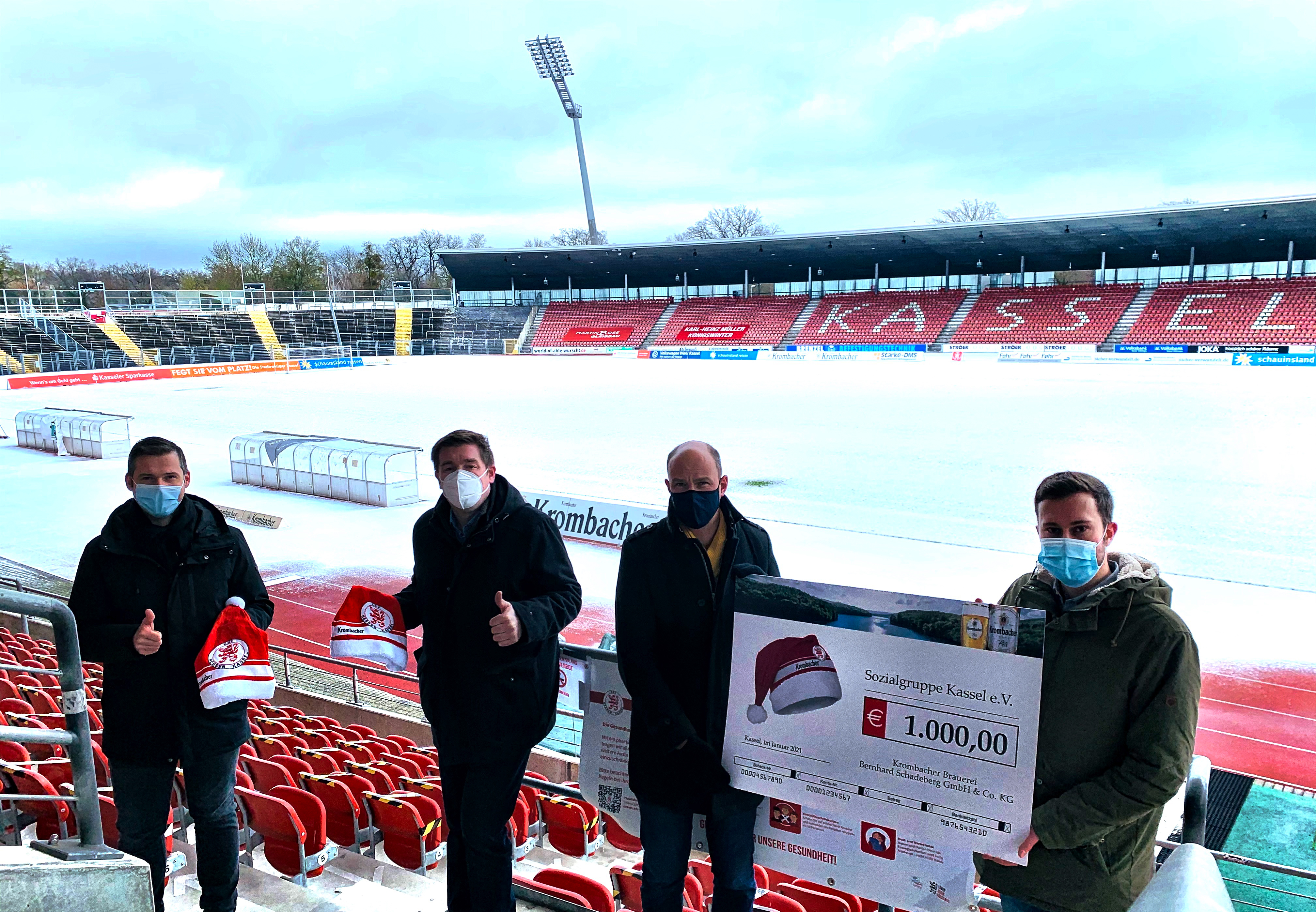 Spendenübergabe an die Sozialgruppe Kassel e.V. - 1000 Euro kamen bei der Krombacher Zipfelmützenaktion zusammen. V.l.n.r.: Daniel Bettermann (KSV-Marketingvorstand), Christoh Schneehain (Krombacher Brauerei), Mike Alband-Nau (Sozialgruppe Kassel), Dennis Frank-Böckmann (KSV-Vertrieb)