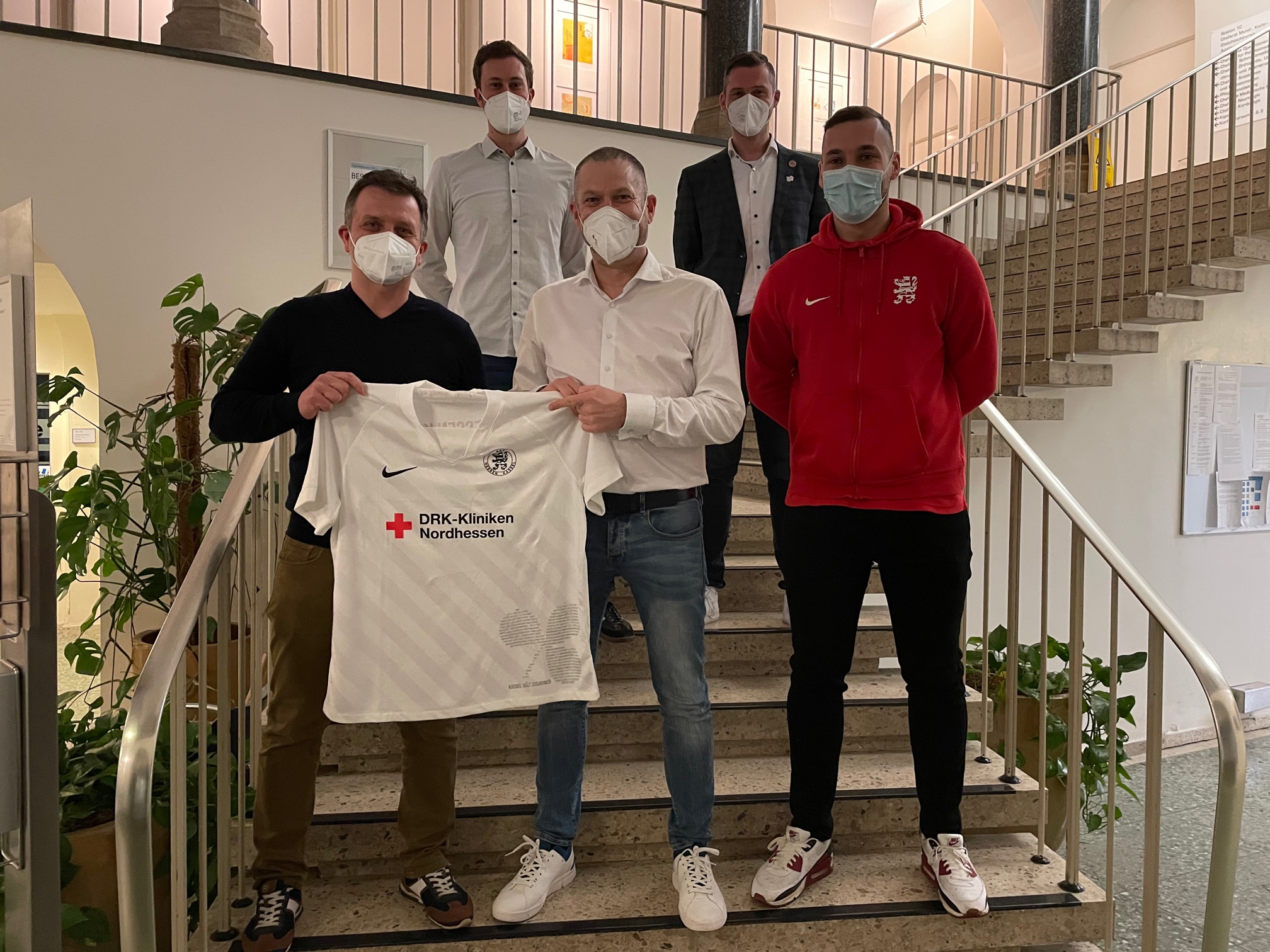 v.l.n.r.: Dieter Hoffesommer (Gewinner), Dennis Frank-Böckmann (KSV-Marketing), Dr. Axel Menzebach (Chefarzt Klinik für Schmerz- und Palliativmedizin), Daniel Bettermann (KSV-Vorstand), Maximilian Zunker (KSV-Torwart) v.l.n.r.: Dieter Hoffesommer (Gewinner), Dennis Frank-Böckmann (KSV-Marketing), Dr. Axel Menzebach (Chefarzt Klinik für Schmerz- und Palliativmedizin), Daniel Bettermann (KSV-Vorstand), Maximilian Zunker (KSV-Torwart)