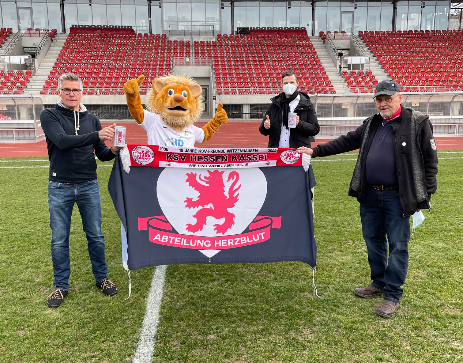 Freuen sich über die tolle Spende für die Löwen durch die KSV-Freunde im Werra-Meißner-Kreis: 
1. Reihe:  Nils Jerratsch  und Rainer Lange, 2. Reihe: Maskottchen Totti und Daniel Bettermann