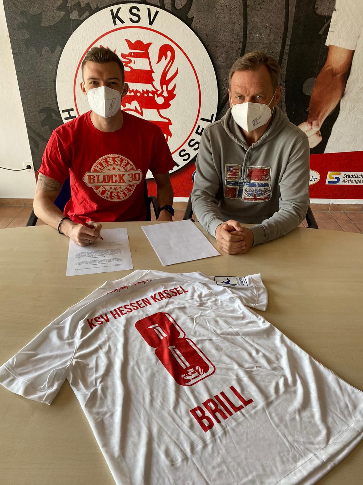 Kapitän Frederic Brill bei der Vertragsverlängerung. Im Bild mit dem sportlichen Leiter der Löwen Jörg Müller Kapitän Frederic Brill bei der Vertragsverlängerung. Im Bild mit dem sportlichen Leiter der Löwen Jörg Müller