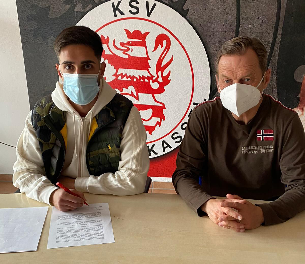 Aram Kahraman bei der Vertragsverlängerung mit Jörg Müller (Sportlicher Leiter) Aram Kahraman bei der Vertragsverlängerung mit Jörg Müller (Sportlicher Leiter)