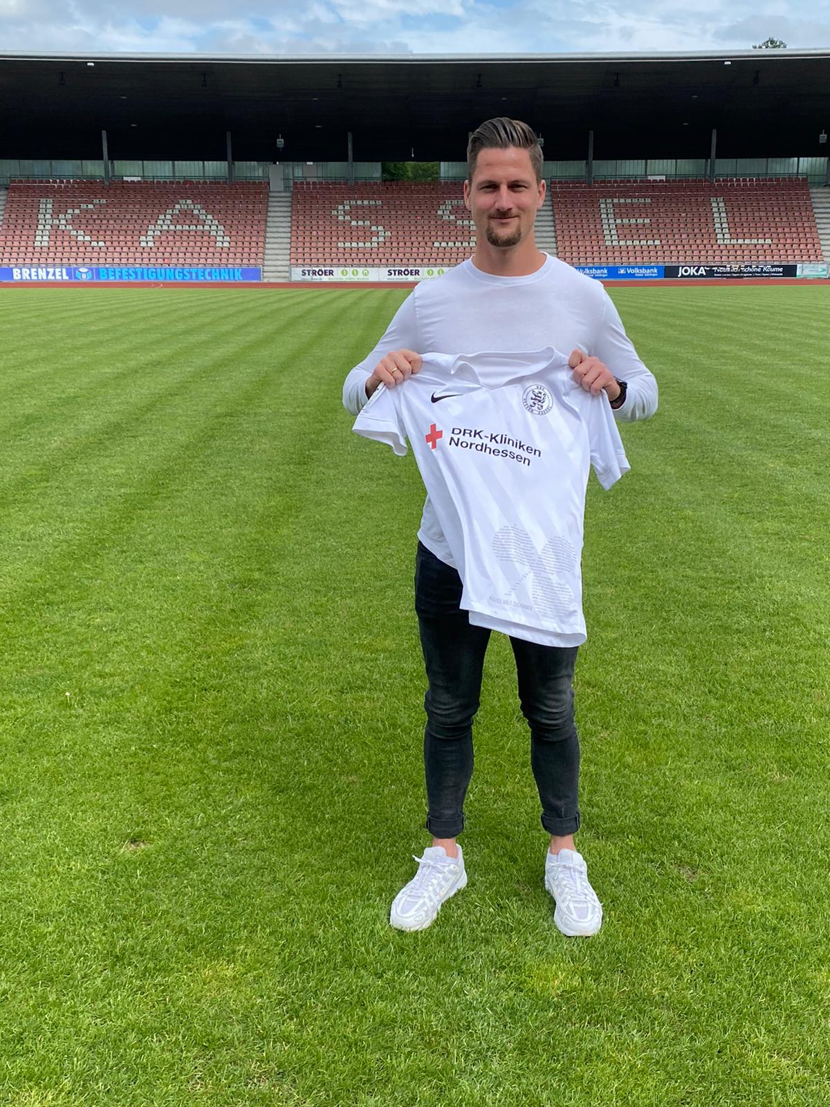 Hendrik Starostzik trägt künftig das Trikot des KSV Hessen Kassel Hendrik Starostzik trägt künftig das Trikot des KSV Hessen Kassel