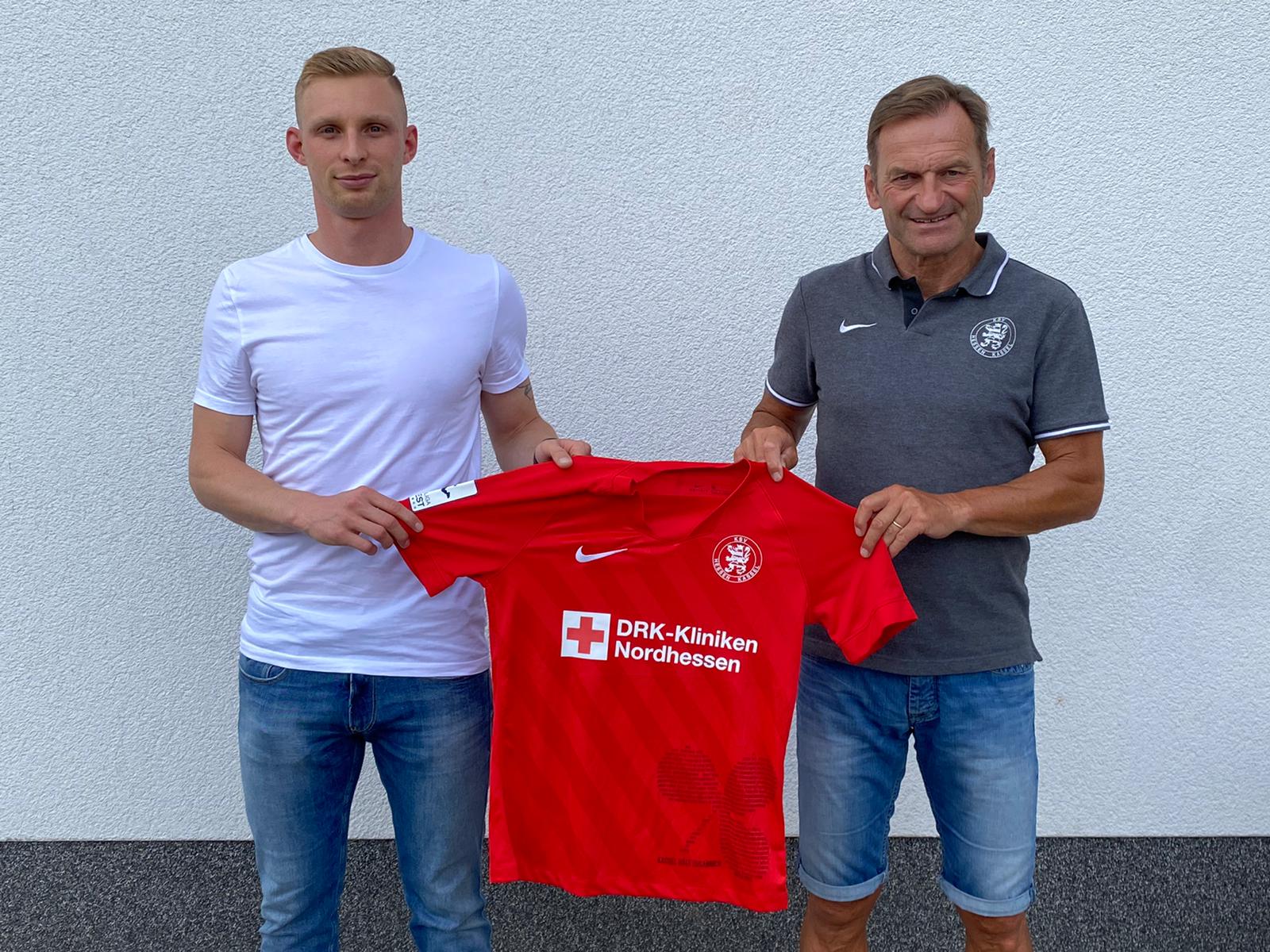 Alexander Mißbach bleibt auch inder Saison 2021/22 ein Löwe. Im Bild mit Jörg Müller (sportliche Leitung)