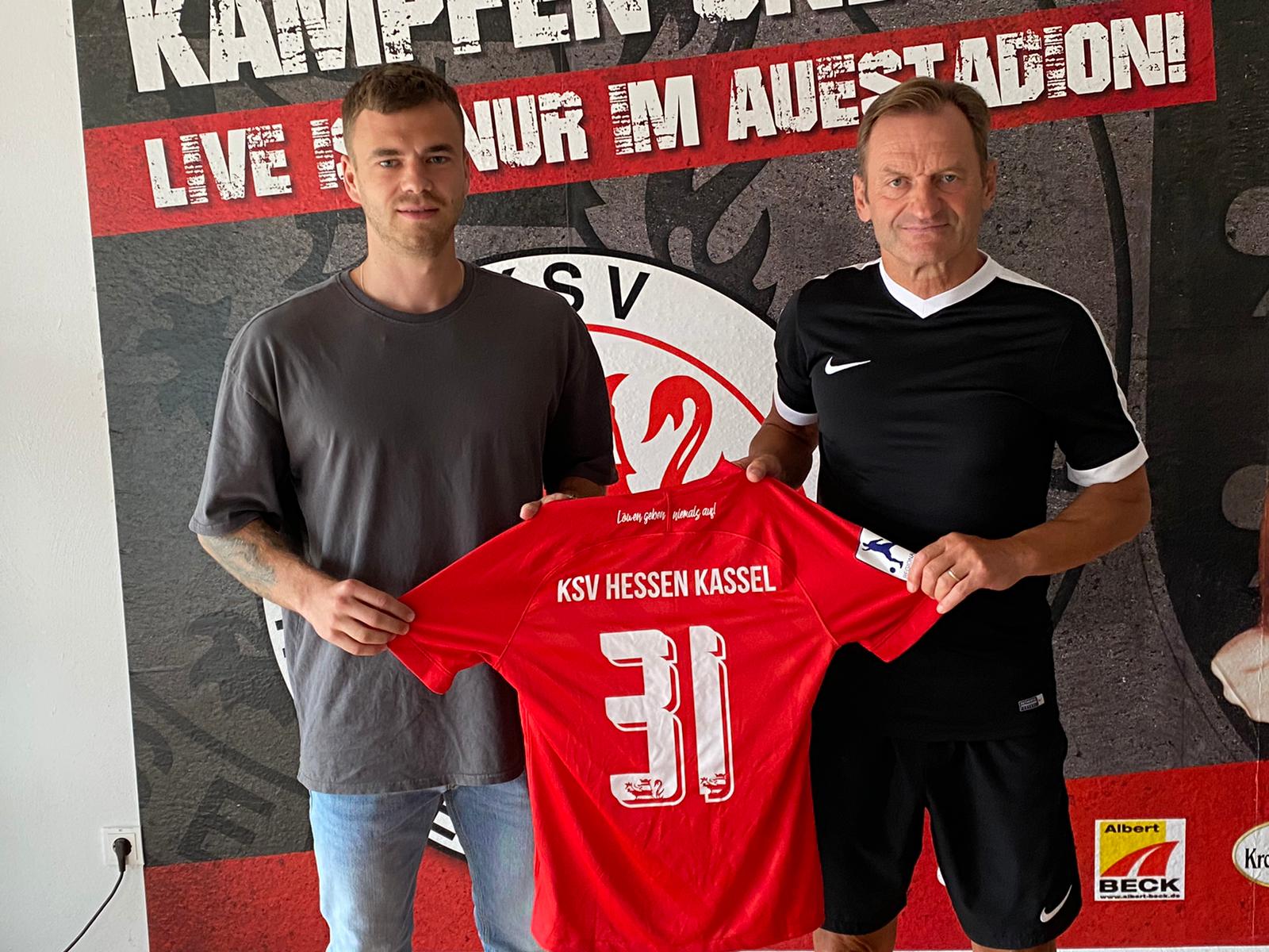 Maurice Springfeld (li.) wechselt zum KSV Hessen Kassel. Im Bild mit Jörg Müller (Sportliche Leitung)