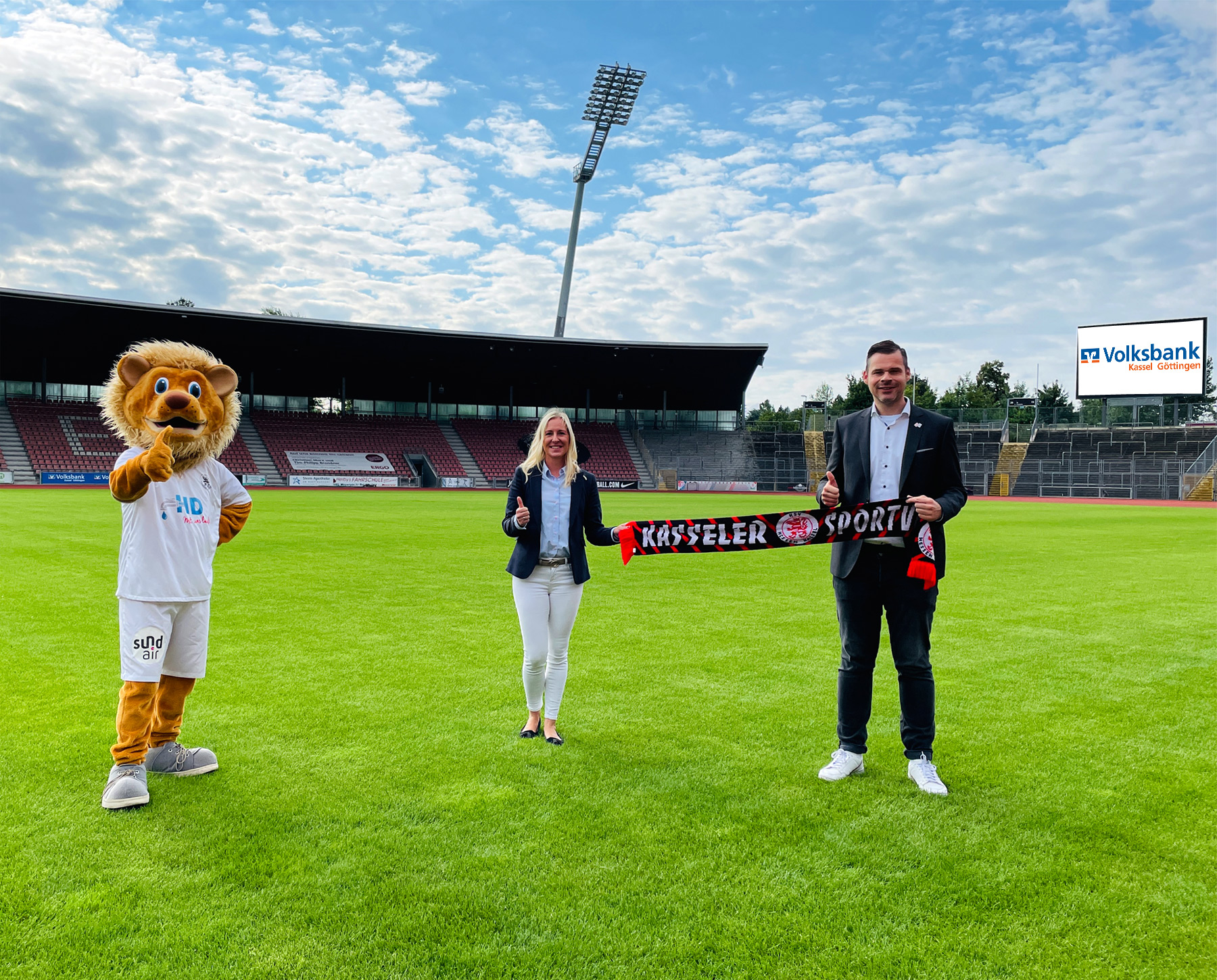 Freuen sich über die Vertragsverlängerung: Totti, Nadine Hupfeld (Volksbank Kassel Göttingen), Daniel Bettermann (KSV-Marketing) Freuen sich über die Vertragsverlängerung: Totti, Nadine Hupfeld (Volksbank Kassel Göttingen), Daniel Bettermann (KSV-Marketing)