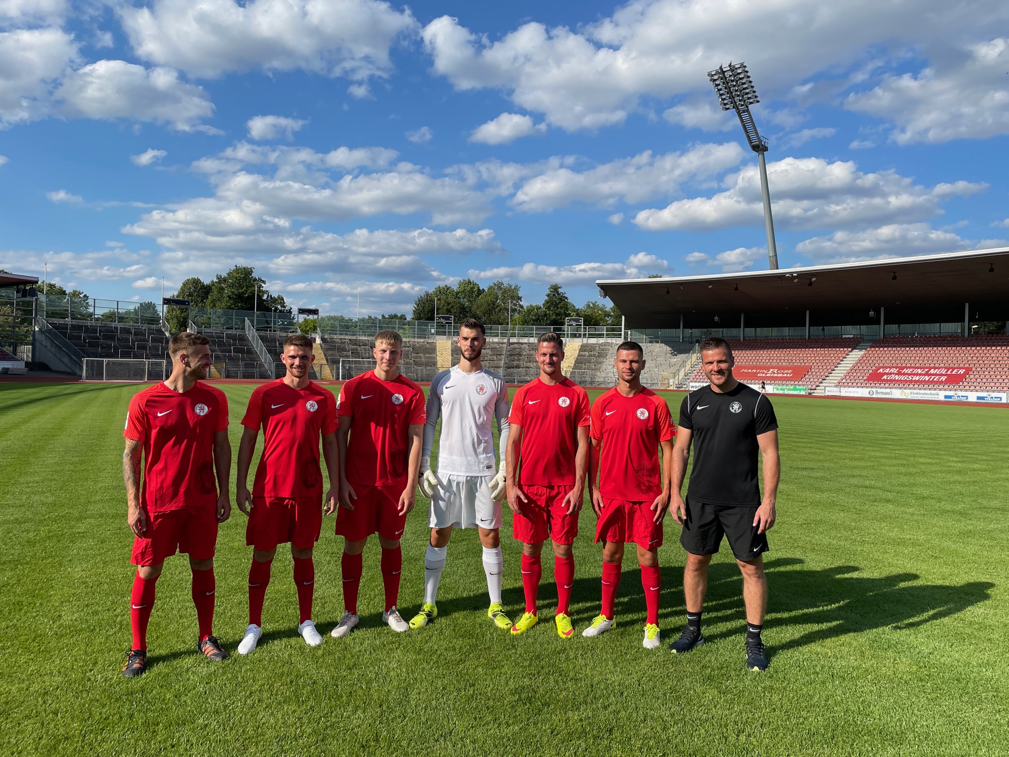 Die Neuzuägnge beim KSV: v.l.n.r.:Maurice Springfeld, Jascha Döringer, Paul Stegmann, Moritz Schunke, Hendrik Starostzik, Steven Rakk und Trainer Tobias Damm