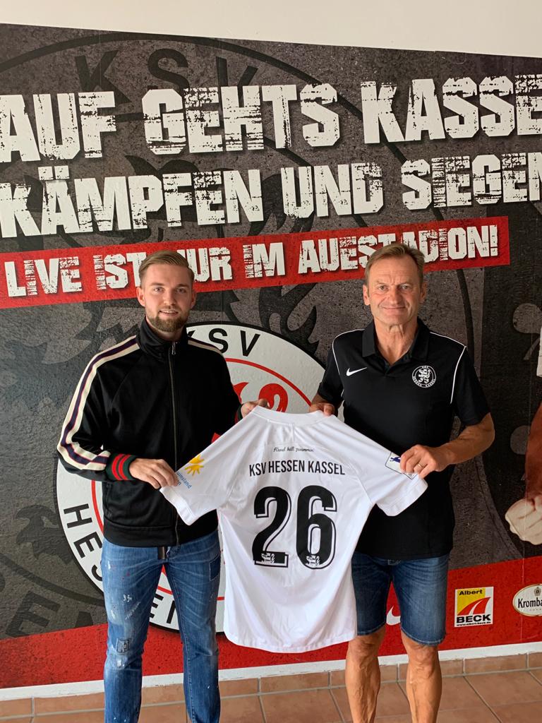 Nils Stendera (li.) wechselt von Eintracht Frankfurt zum KSV Hessen Kassel. Im Bild mit Jörg Müller (sportlicher Leiter).