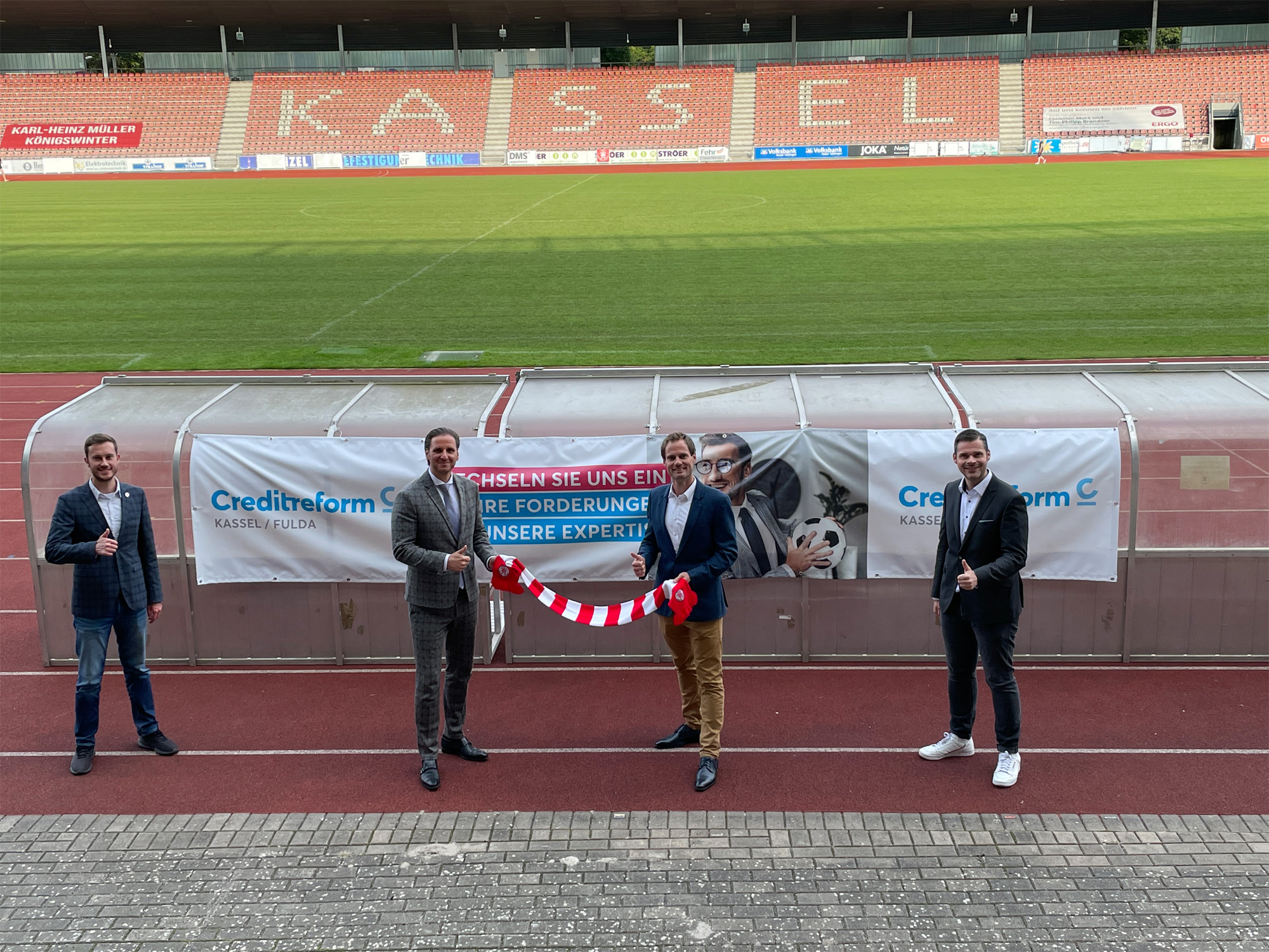 Die Creditreform ist neuer Premiumpartner beim KSV. Dennis Frank-Böckmann (KSV-MArketing), Sebastian Schlegel (Creditreform Kassel/Fulda, Enrico Gaede (KSV-Aufsichtsratsvorsitzender), Daniel Bettermann (KSV-Marketingvorstand)