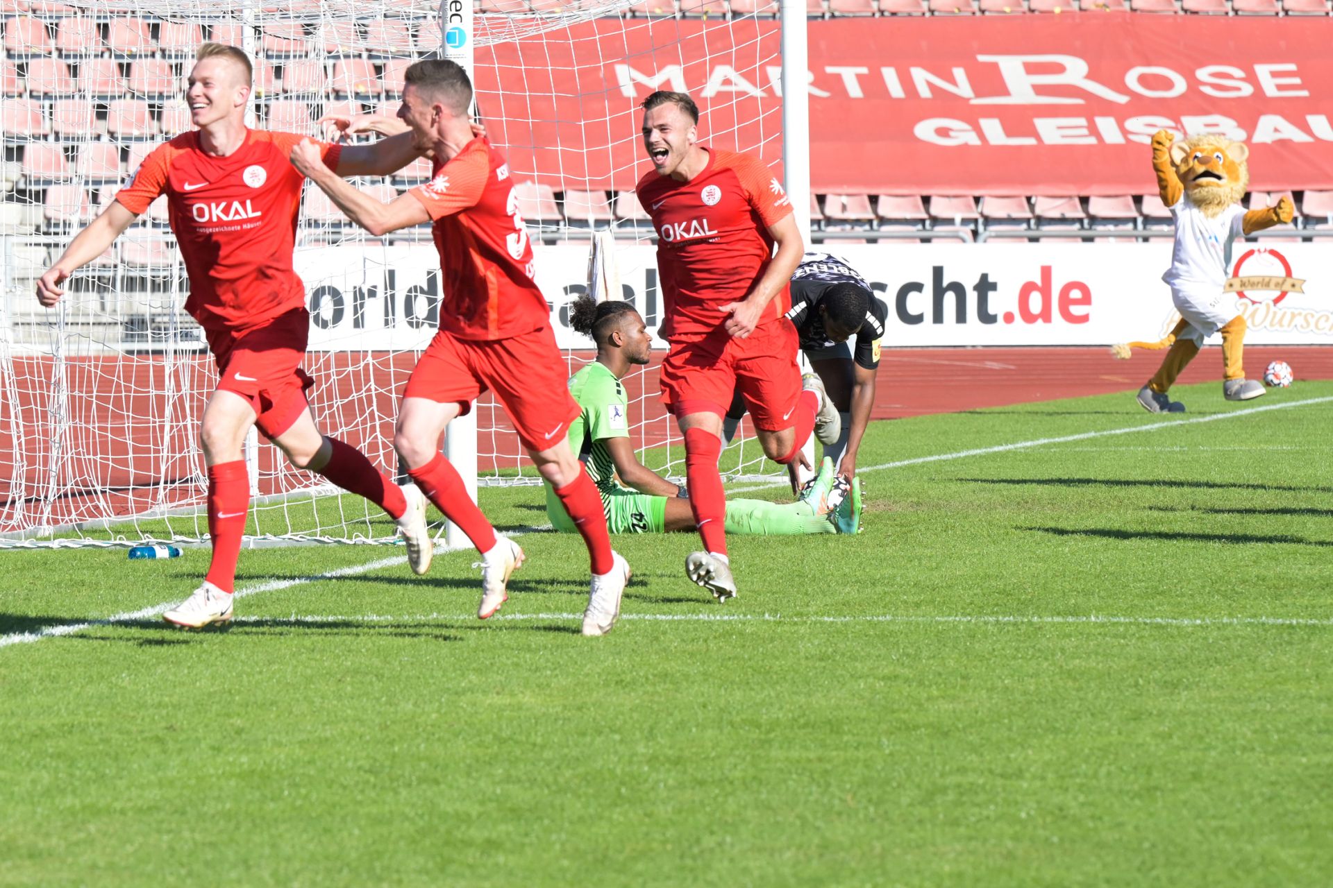 KSV Hessen Kassel, FC Rot-Weiss Koblenz, Endstand 2:0, Jubel zum 2:0 KSV Hessen Kassel, FC Rot-Weiss Koblenz, Endstand 2:0, Jubel zum 2:0