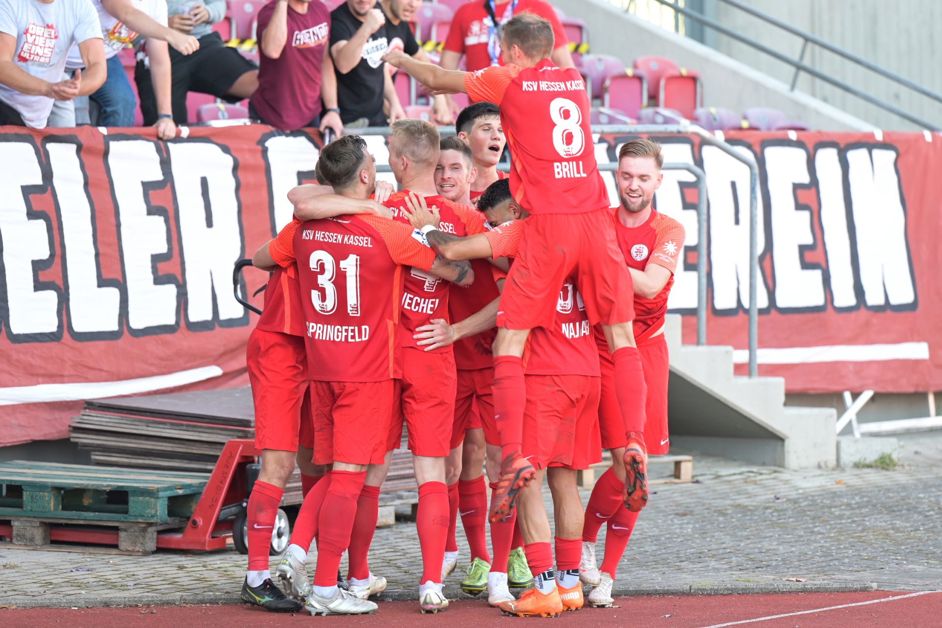 KSV Hessen Kassel, FC Rot-Weiss Koblenz, Endstand 2:0, Jubel zum 2:0 KSV Hessen Kassel, FC Rot-Weiss Koblenz, Endstand 2:0, Jubel zum 2:0