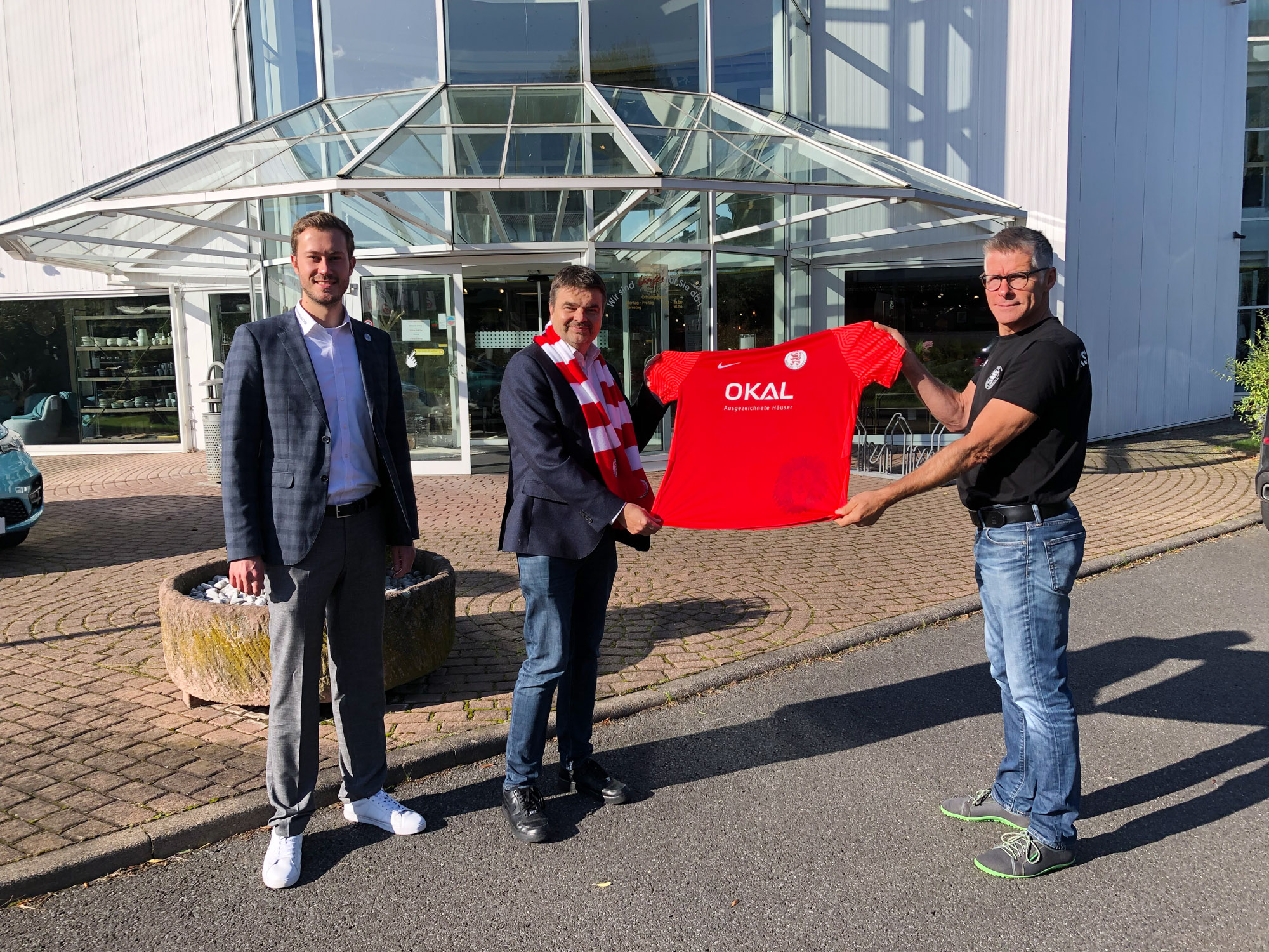 Möbel Jaeger aus Witzenhausen neuer Partner des KSV Hessen. Auf dem Bild: KSV-Marketingleiter Dennis Frank-Böckmann, Bernd Jaeger (Möbel Jäger Geschäftsführer) und KSV-Löwenbegleiter Nils Jerratsch.