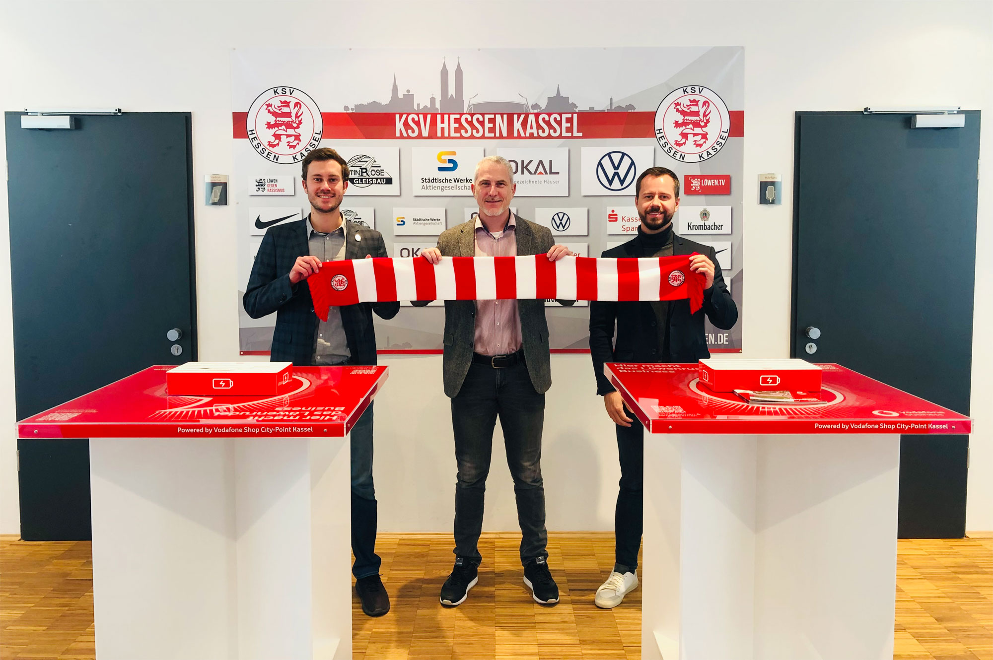 Freuen sich über die neue Partnerschaft mit den Vodafone City-Shops: Dennis Frank-Böckmann (KSV-Marketing), Andre Mackenrodt und Manuel Hill (Vodafone City Shops)